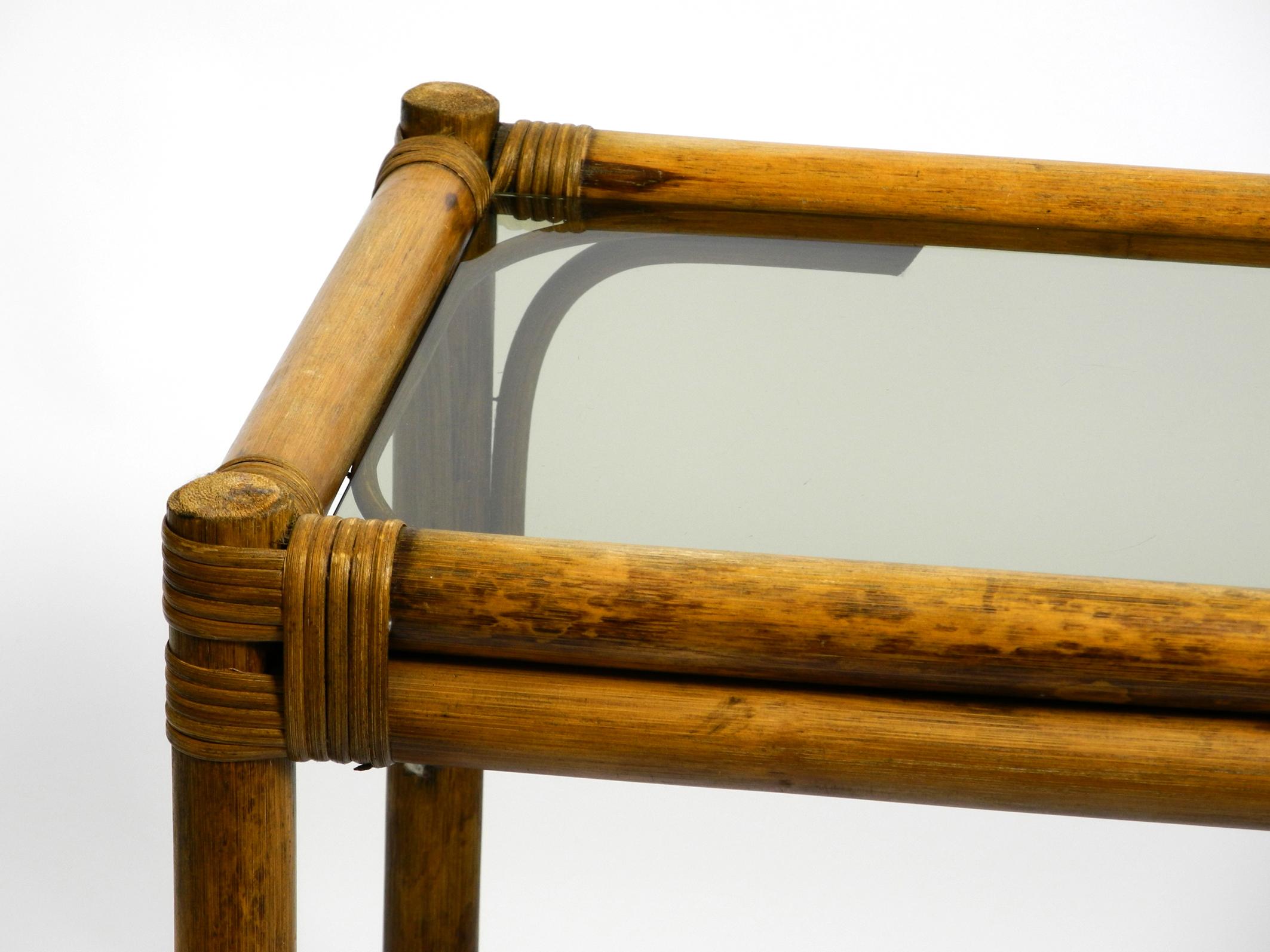 Magnifique canapé ou table d'appoint en bois de bambou foncé des années 1970 avec plateau en verre fumé en vente 4
