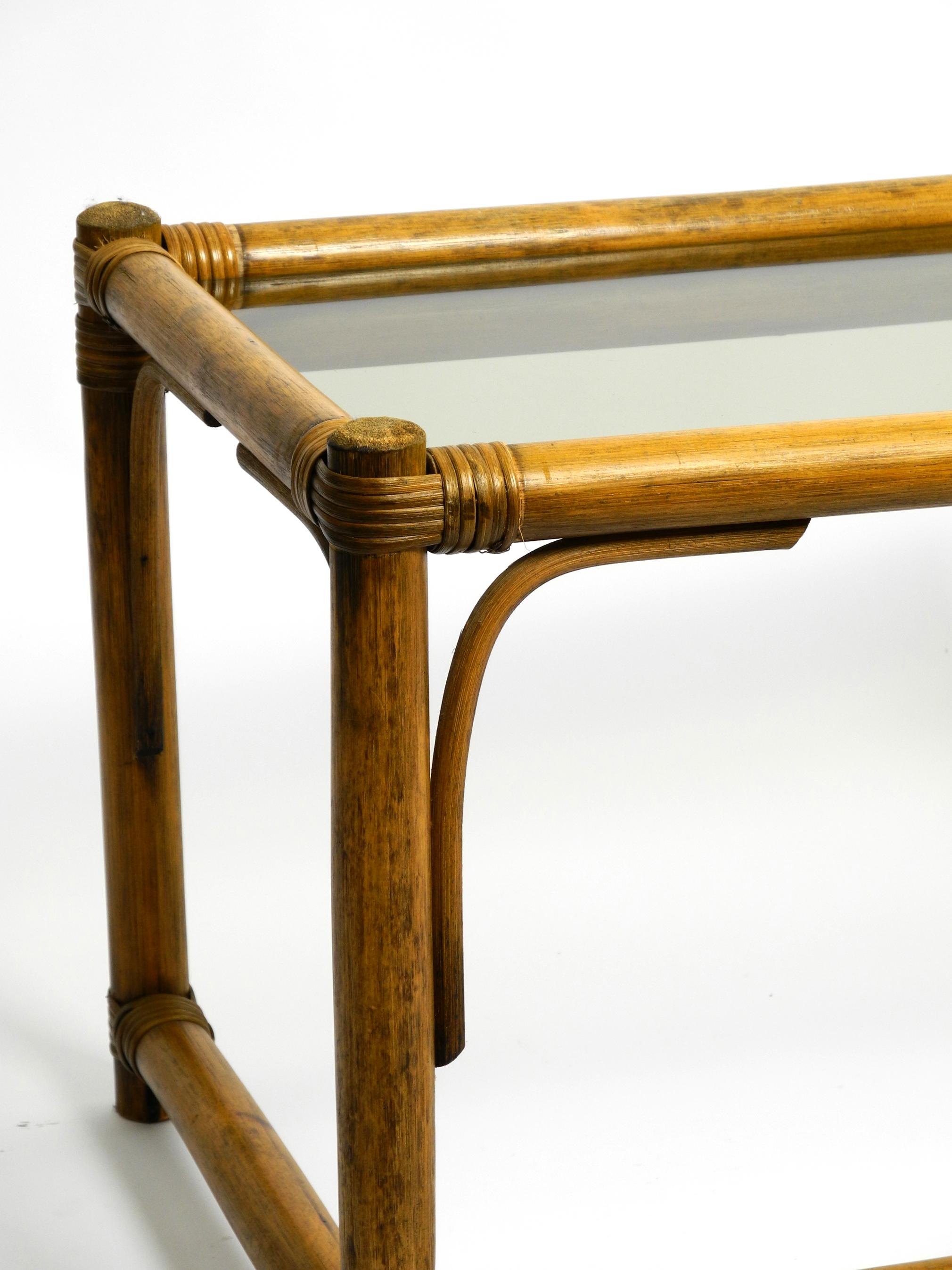 Magnifique canapé ou table d'appoint en bois de bambou foncé des années 1970 avec plateau en verre fumé en vente 6