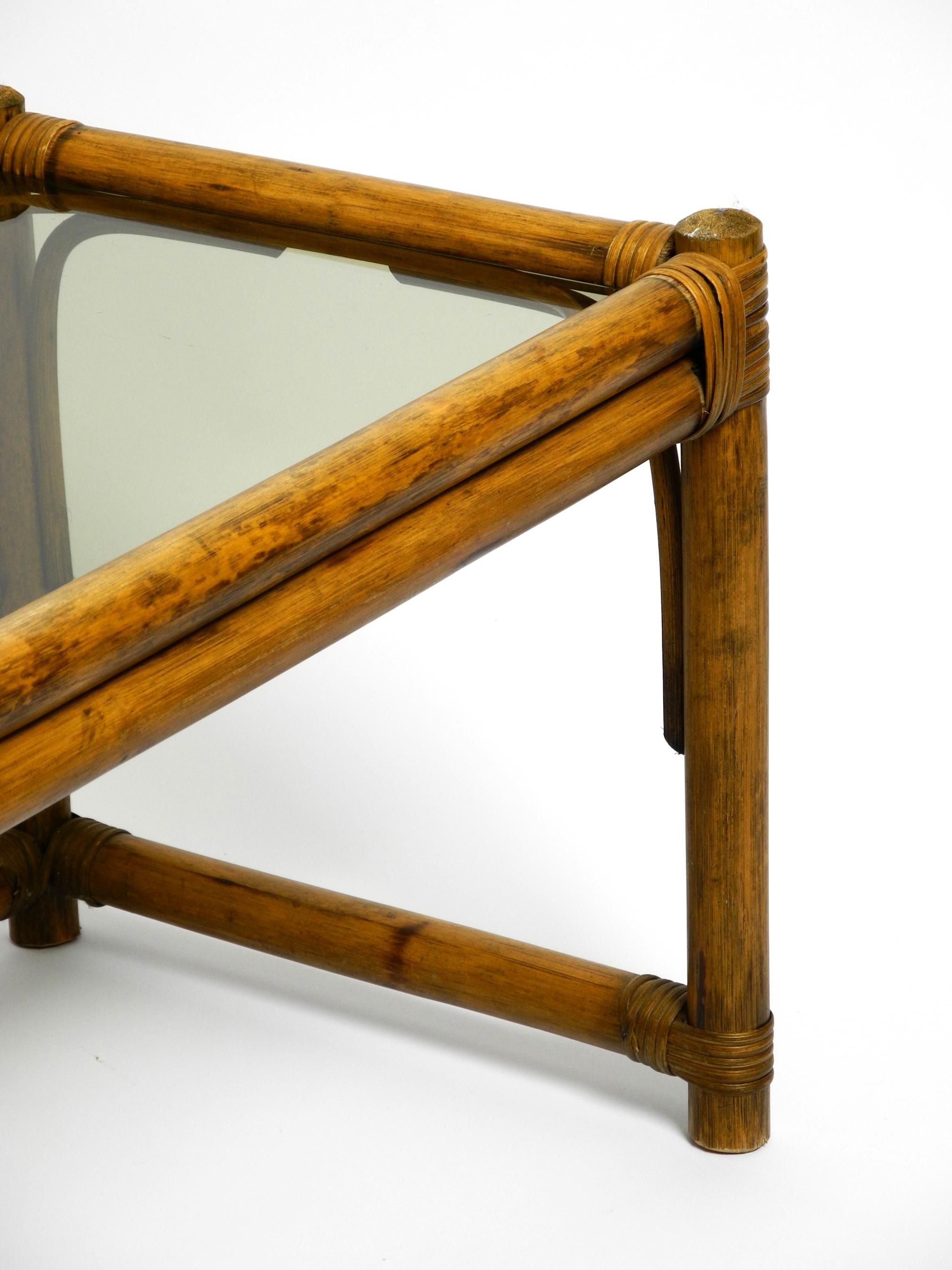 Magnifique canapé ou table d'appoint en bois de bambou foncé des années 1970 avec plateau en verre fumé en vente 7