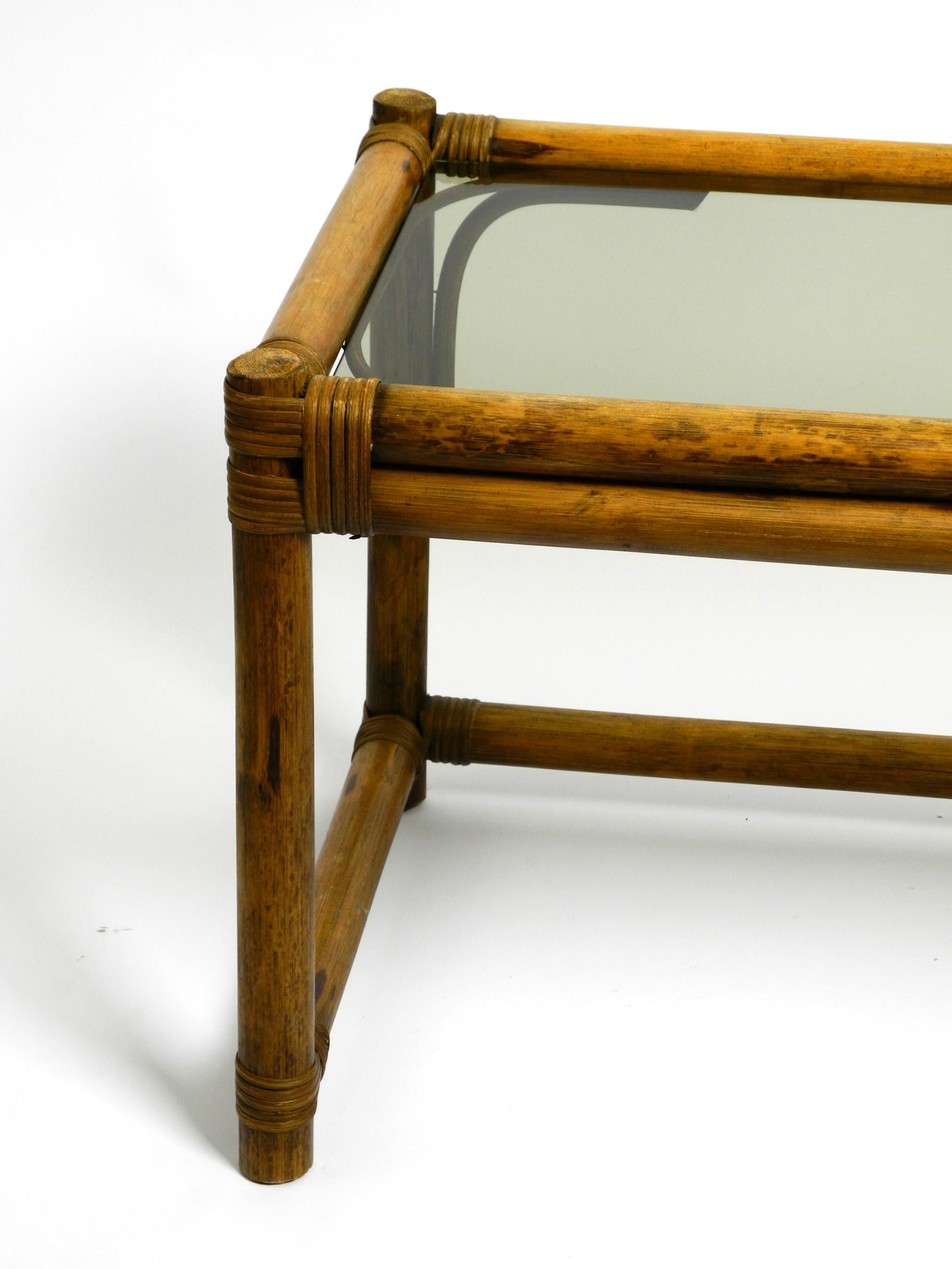 Magnifique canapé ou table d'appoint en bois de bambou foncé des années 1970 avec plateau en verre fumé en vente 8