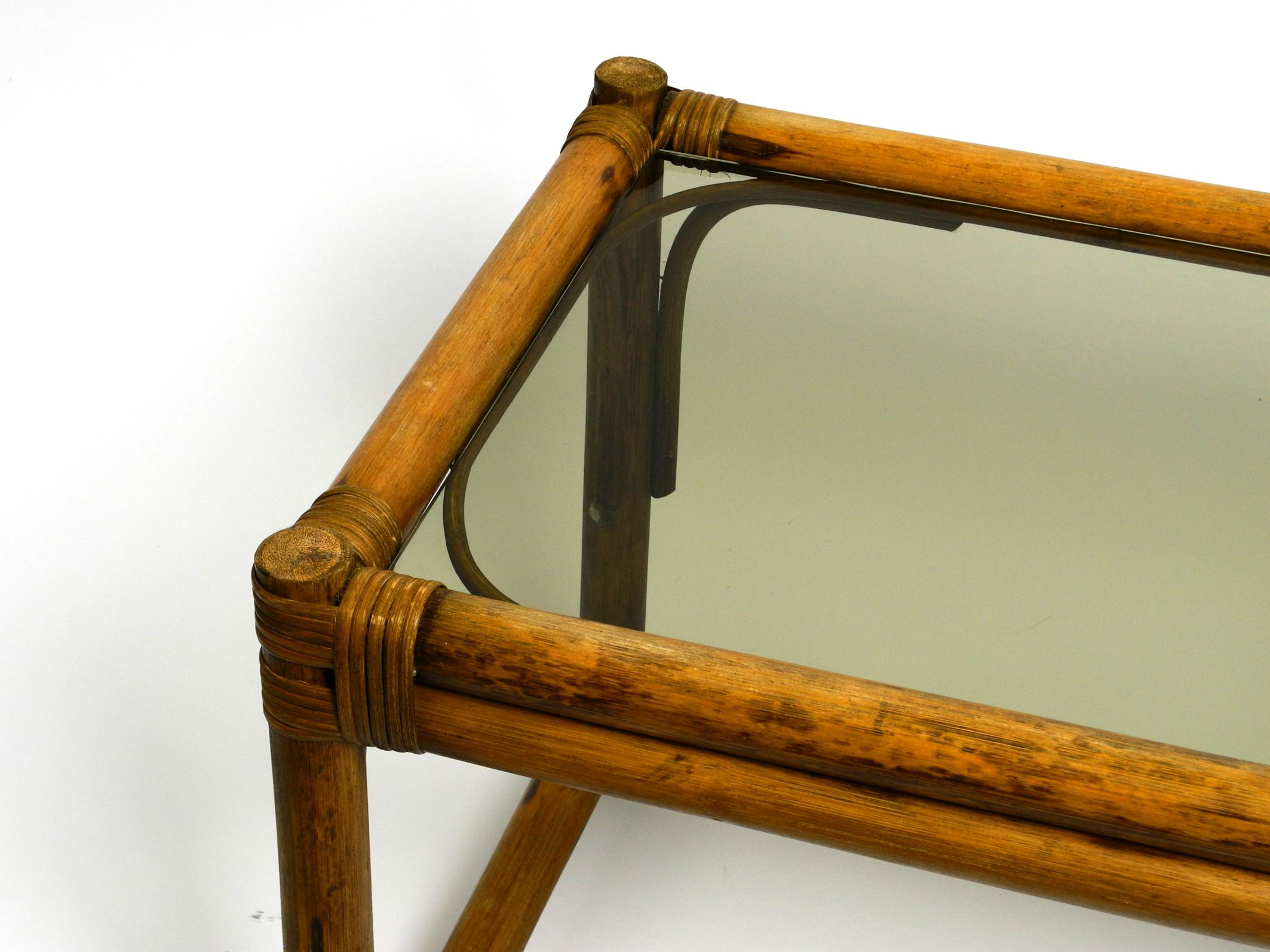 Magnifique canapé ou table d'appoint en bois de bambou foncé des années 1970 avec plateau en verre fumé en vente 10