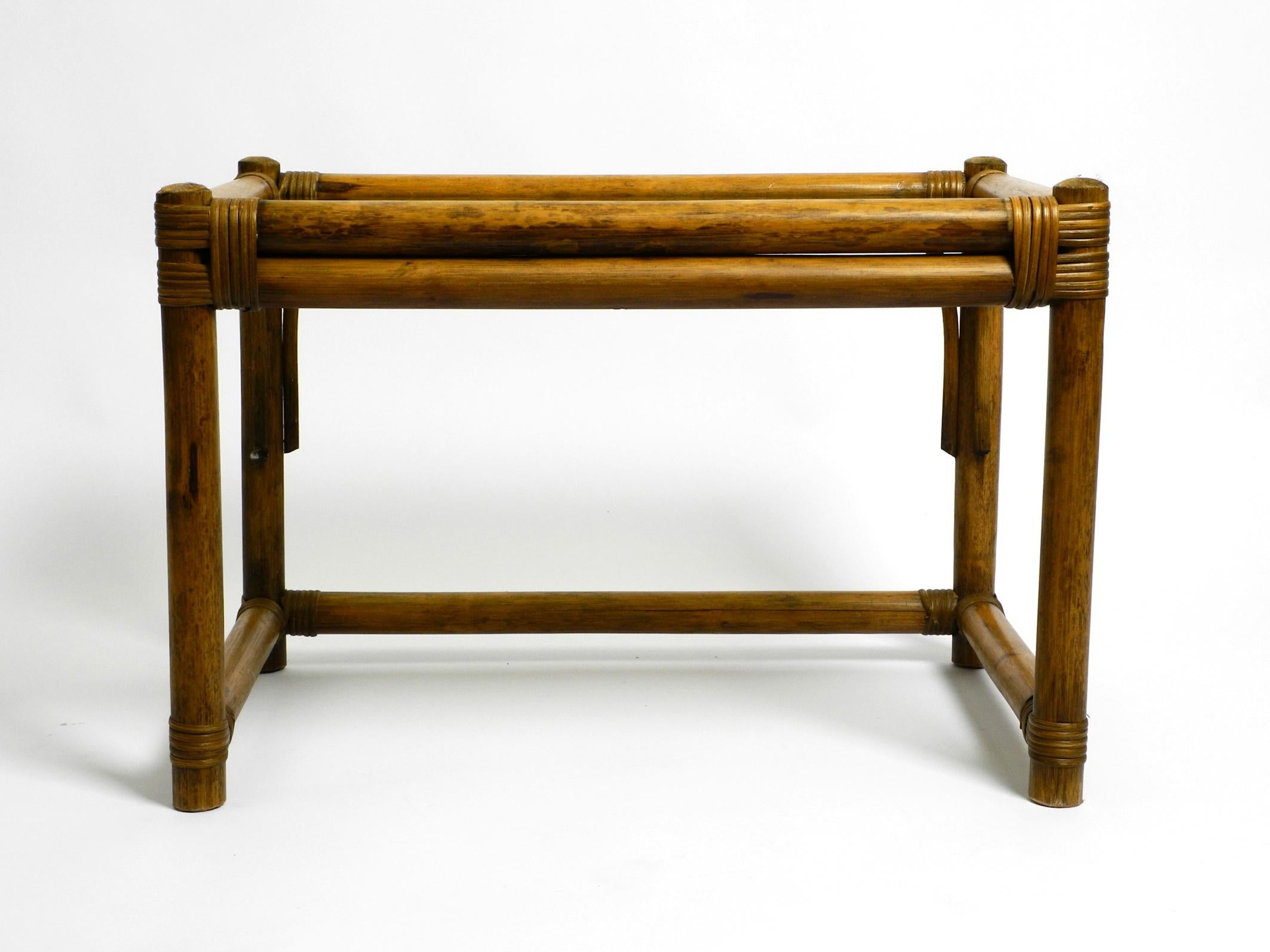 Magnifique canapé ou table d'appoint en bois de bambou foncé des années 1970 avec plateau en verre fumé en vente 12