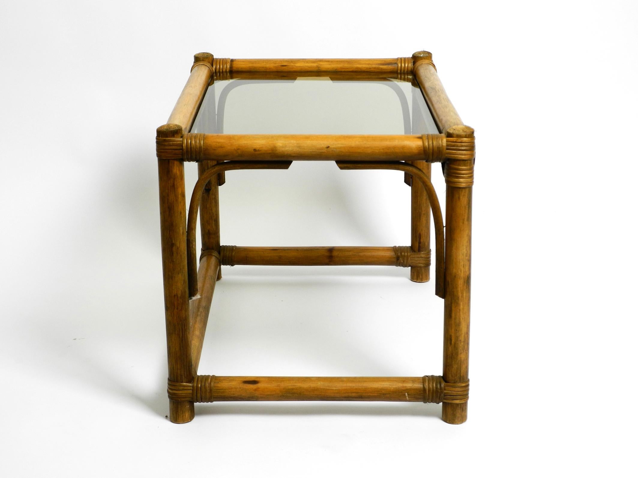 Magnifique canapé ou table d'appoint en bois de bambou foncé des années 1970 avec plateau en verre fumé en vente 13