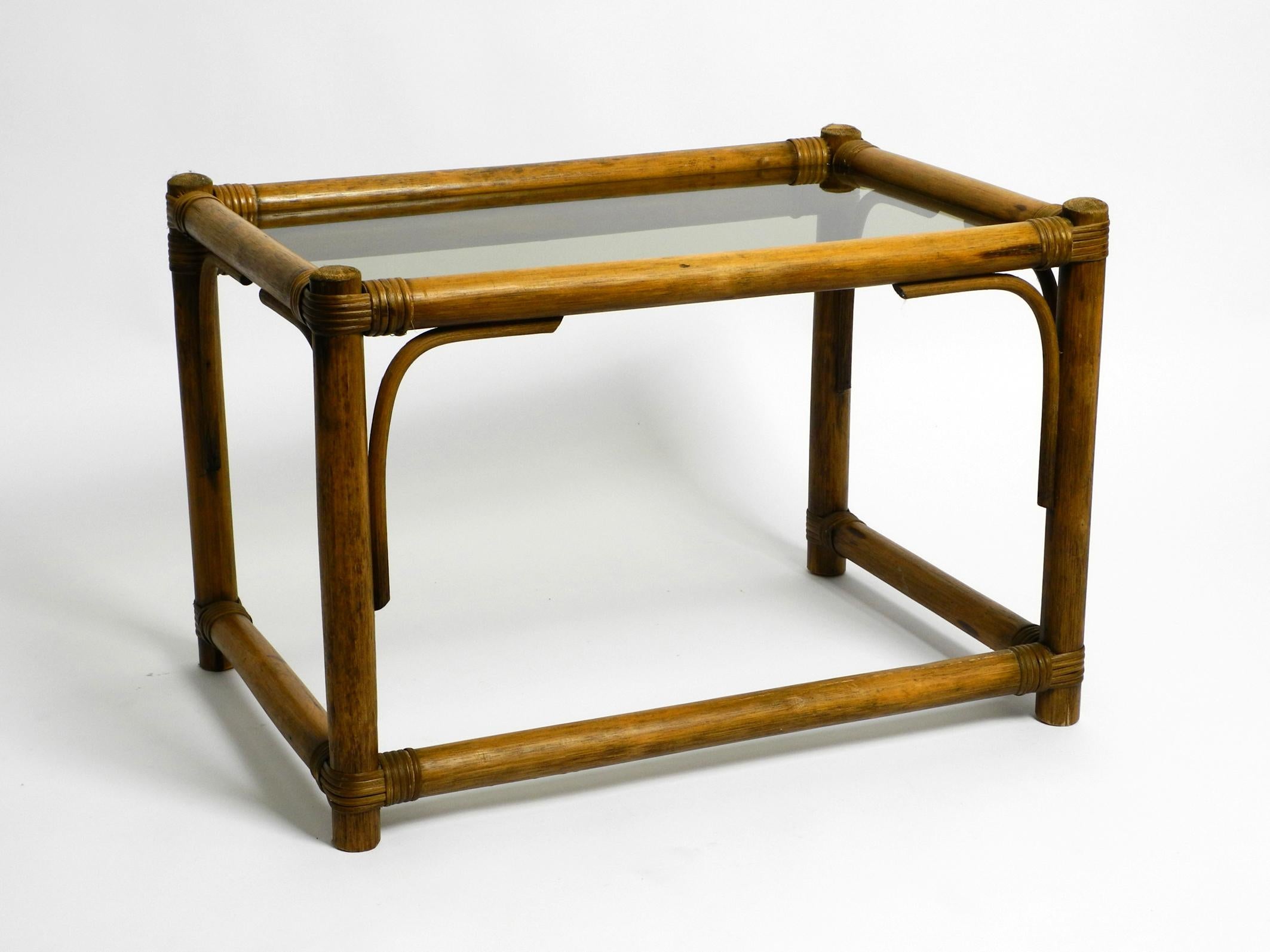 Magnifique canapé ou table d'appoint en bois de bambou foncé des années 1970 avec plateau en verre fumé Bon état - En vente à München, DE