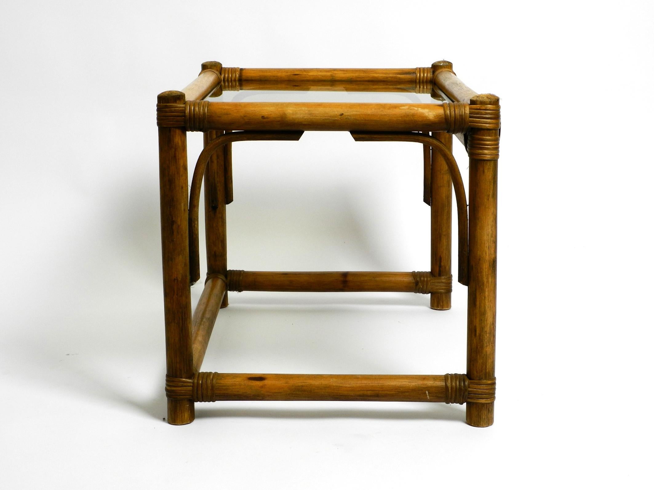 Fin du 20e siècle Magnifique canapé ou table d'appoint en bois de bambou foncé des années 1970 avec plateau en verre fumé en vente