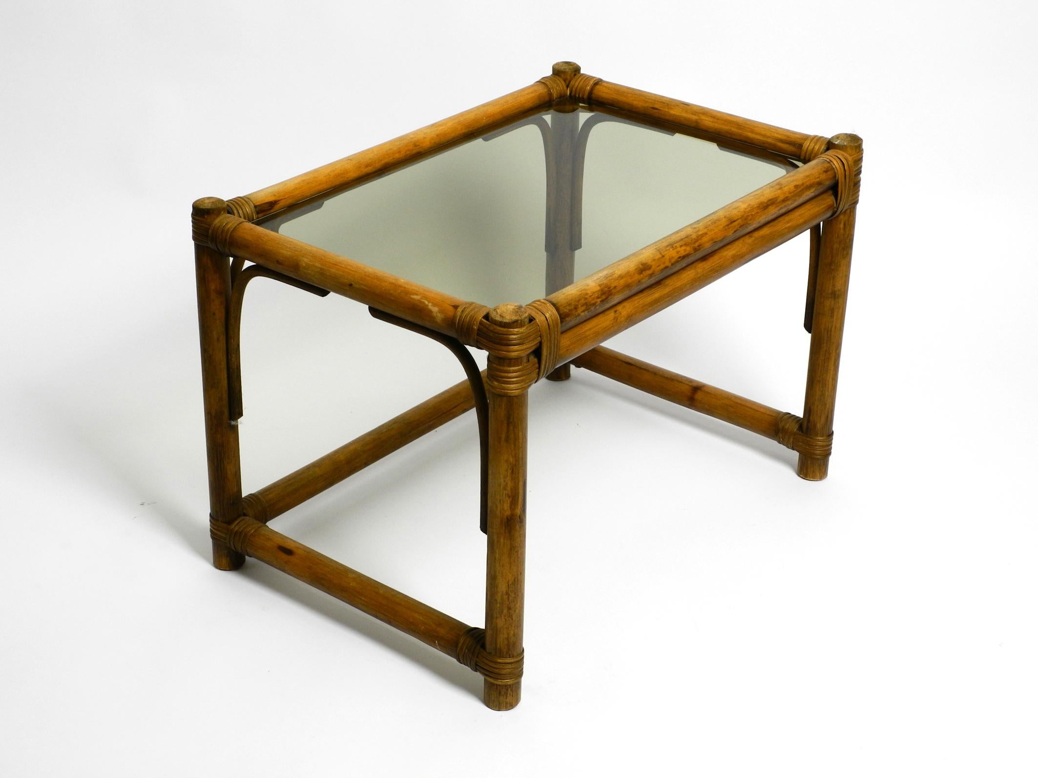Bambou Magnifique canapé ou table d'appoint en bois de bambou foncé des années 1970 avec plateau en verre fumé en vente