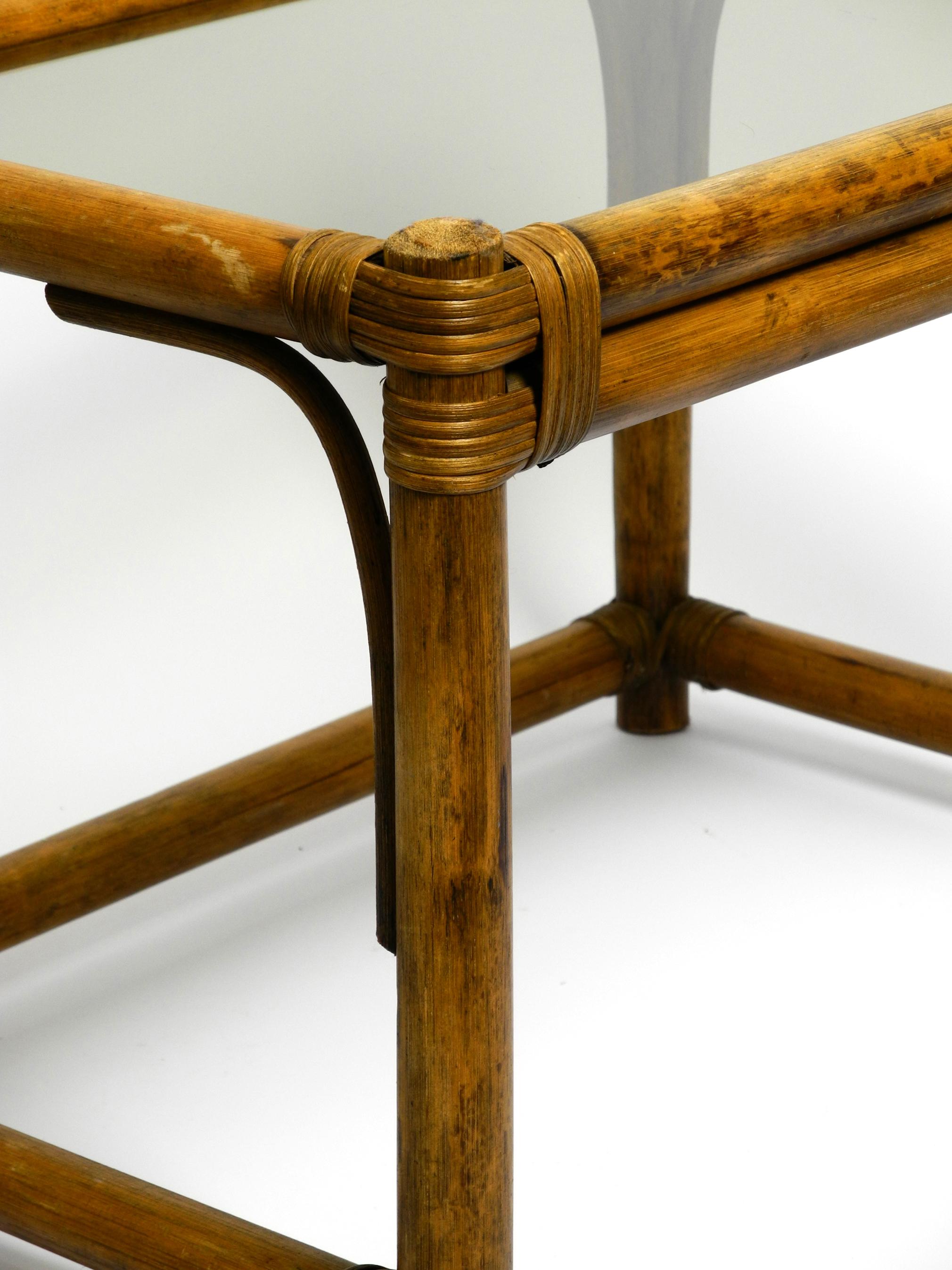 Magnifique canapé ou table d'appoint en bois de bambou foncé des années 1970 avec plateau en verre fumé en vente 2