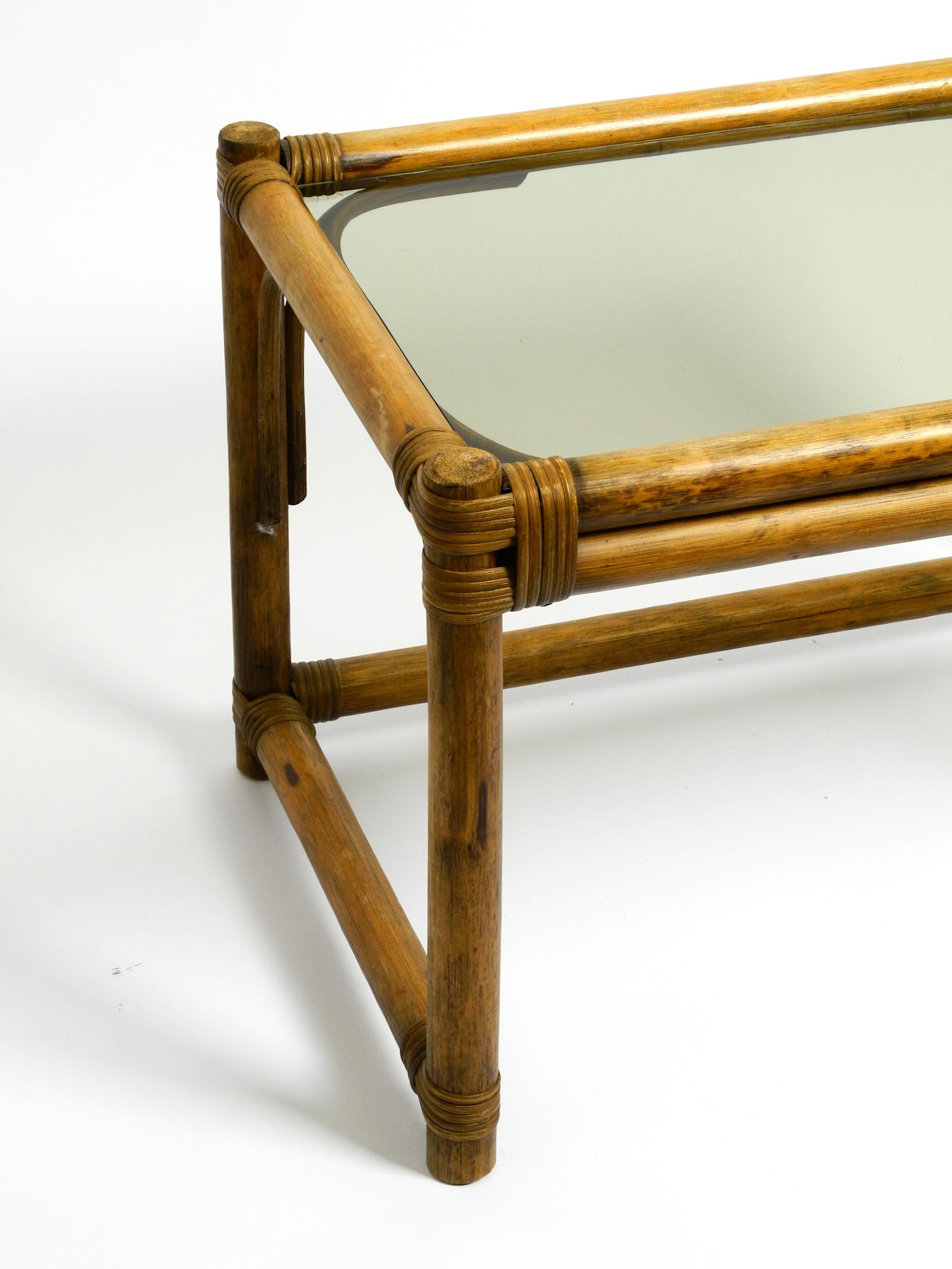 Magnifique canapé ou table d'appoint en bois de bambou foncé des années 1970 avec plateau en verre fumé en vente 3