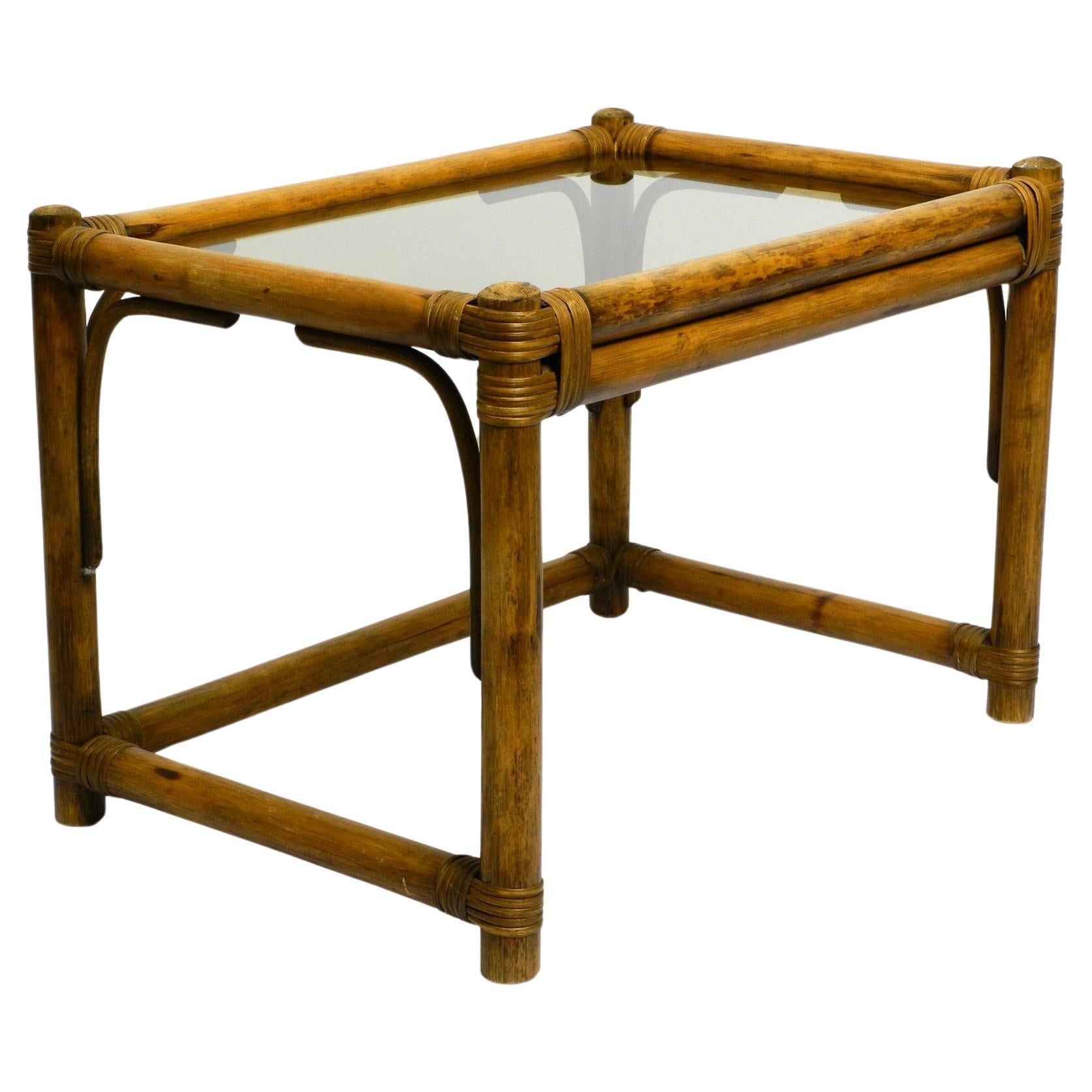 Magnifique canapé ou table d'appoint en bois de bambou foncé des années 1970 avec plateau en verre fumé en vente