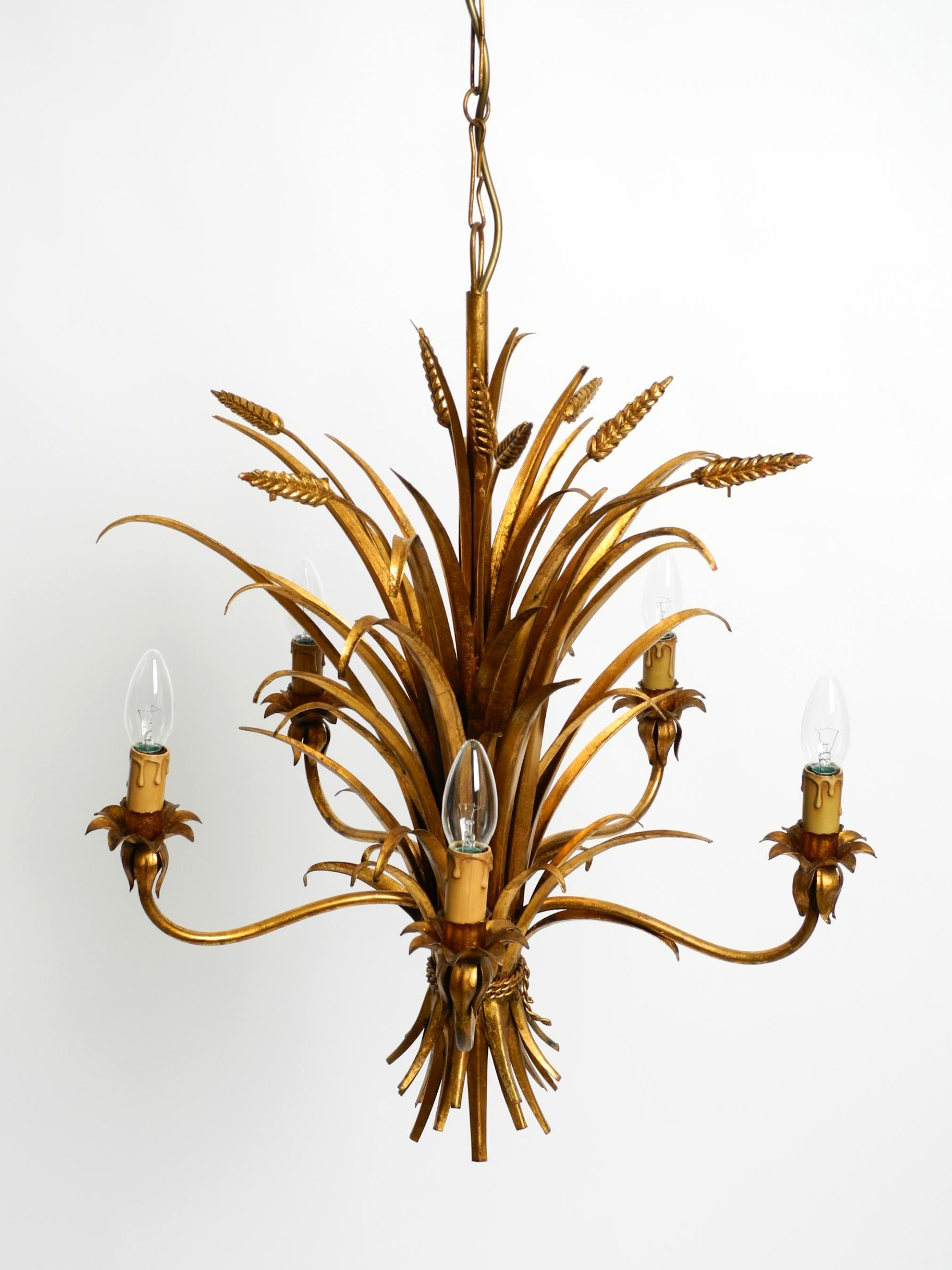 Bellissimo lampadario a 5 bracci in metallo placcato oro degli anni '70 di Hans Kögl in vendita 3