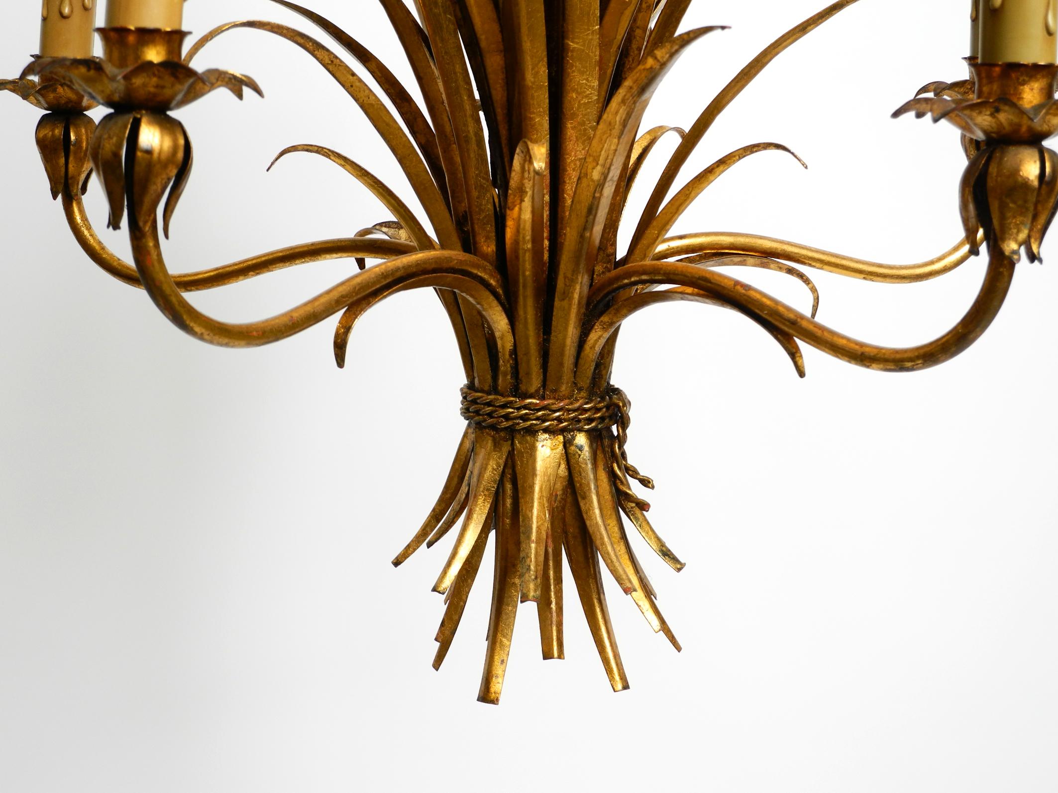 Bellissimo lampadario a 5 bracci in metallo placcato oro degli anni '70 di Hans Kögl in vendita 6