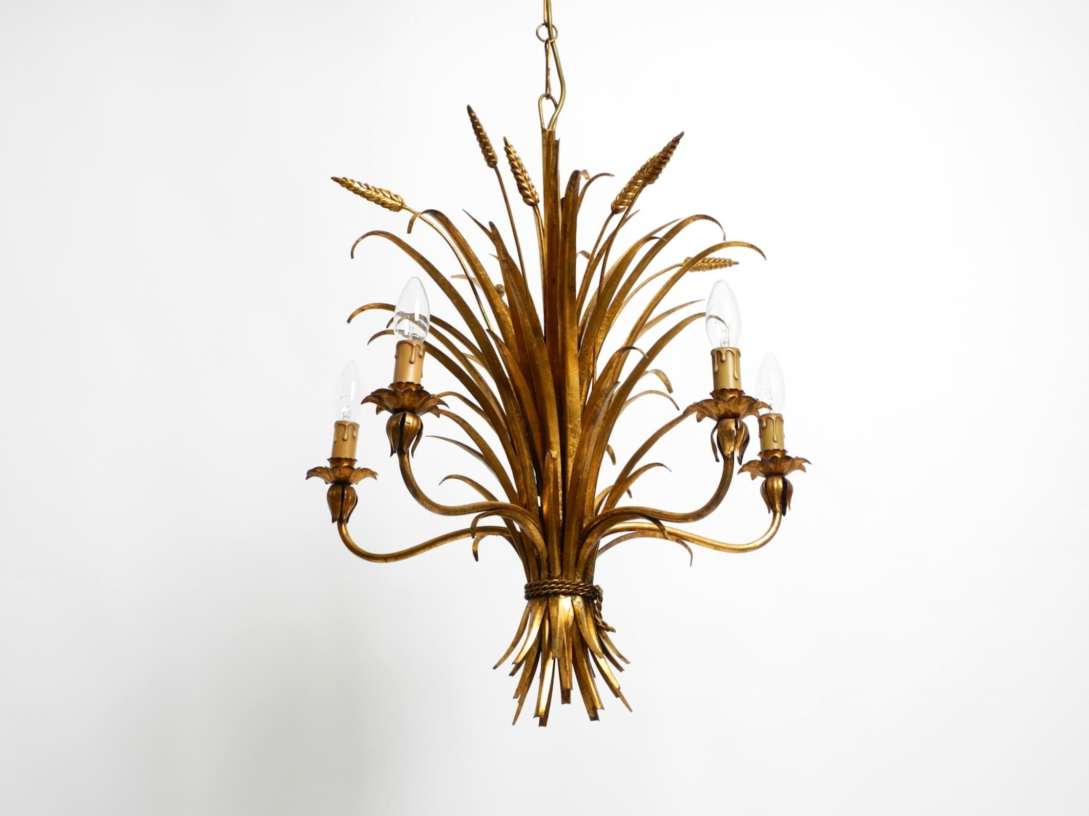 Regency Bellissimo lampadario a 5 bracci in metallo placcato oro degli anni '70 di Hans Kögl in vendita