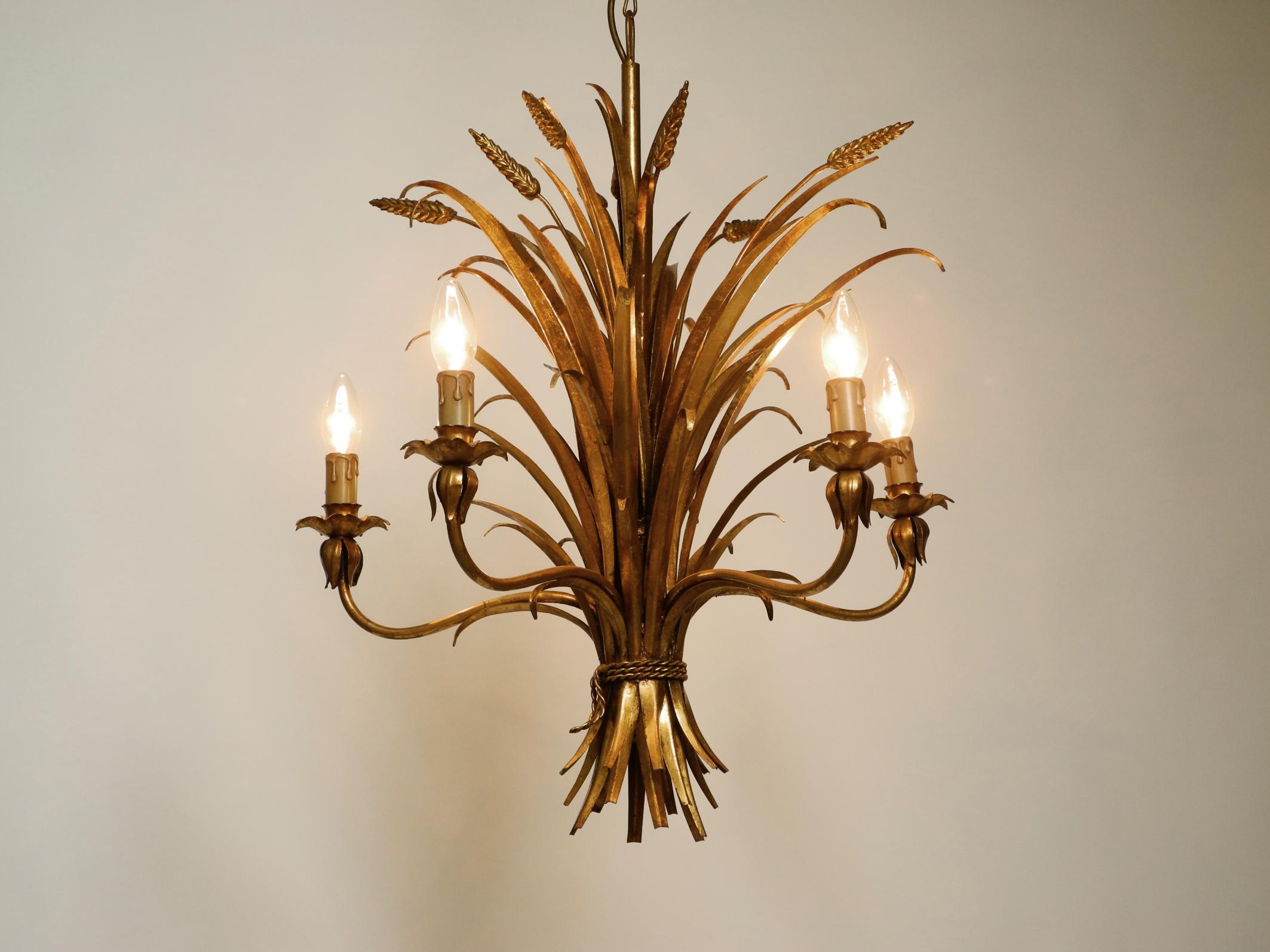Bellissimo lampadario a 5 bracci in metallo placcato oro degli anni '70 di Hans Kögl In condizioni buone in vendita a München, DE
