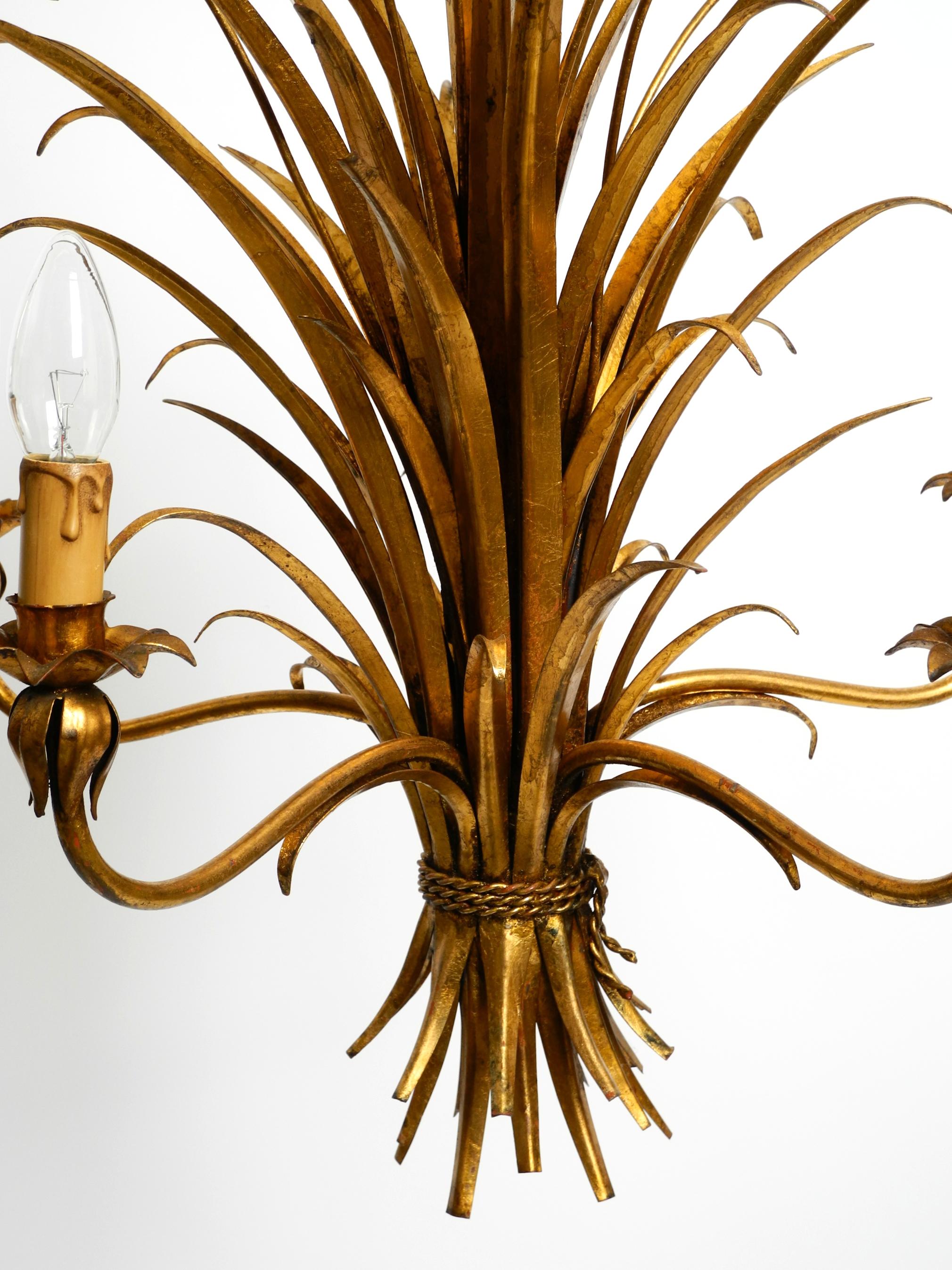 Fine XX secolo Bellissimo lampadario a 5 bracci in metallo placcato oro degli anni '70 di Hans Kögl in vendita