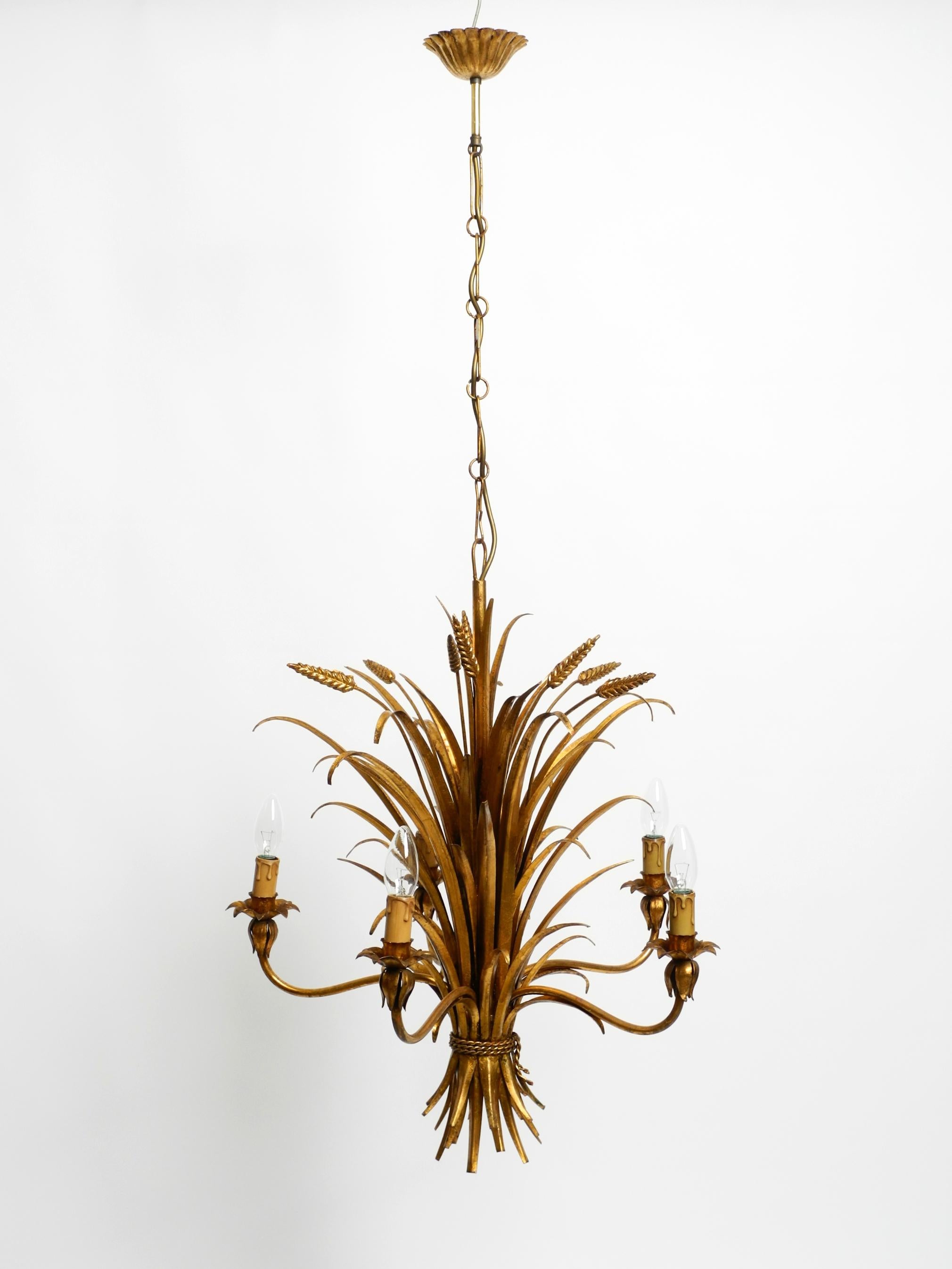 Bellissimo lampadario a 5 bracci in metallo placcato oro degli anni '70 di Hans Kögl in vendita 1