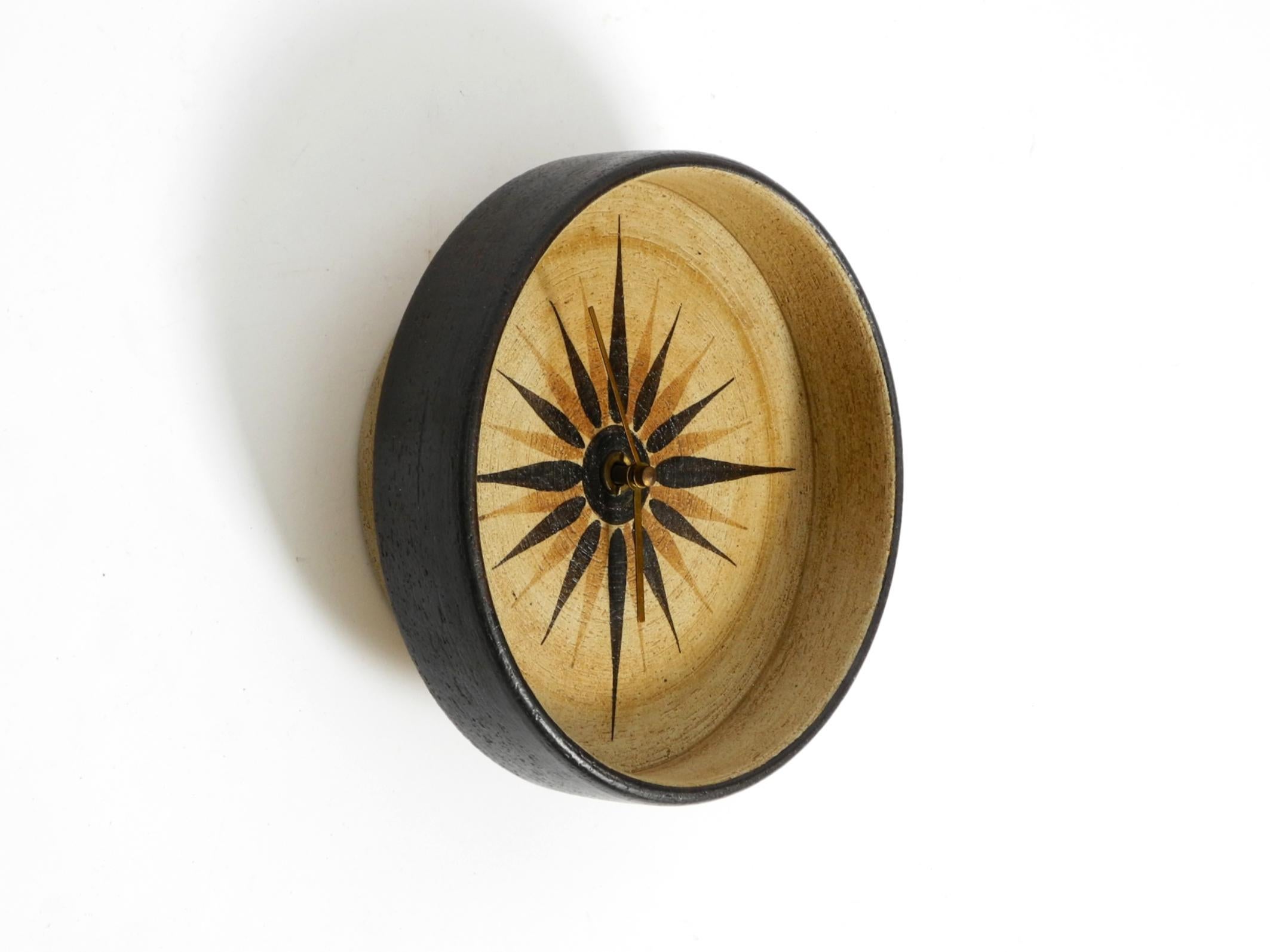 Bellissimo orologio da parete rotondo in ceramica degli anni '70.
Di altissima qualità e di ottima fattura, con una ricca tonalità di marrone. Tipico del periodo.
Realizzato a mano. Prodotto in Germania.
Funziona a batteria. Il meccanismo è stato