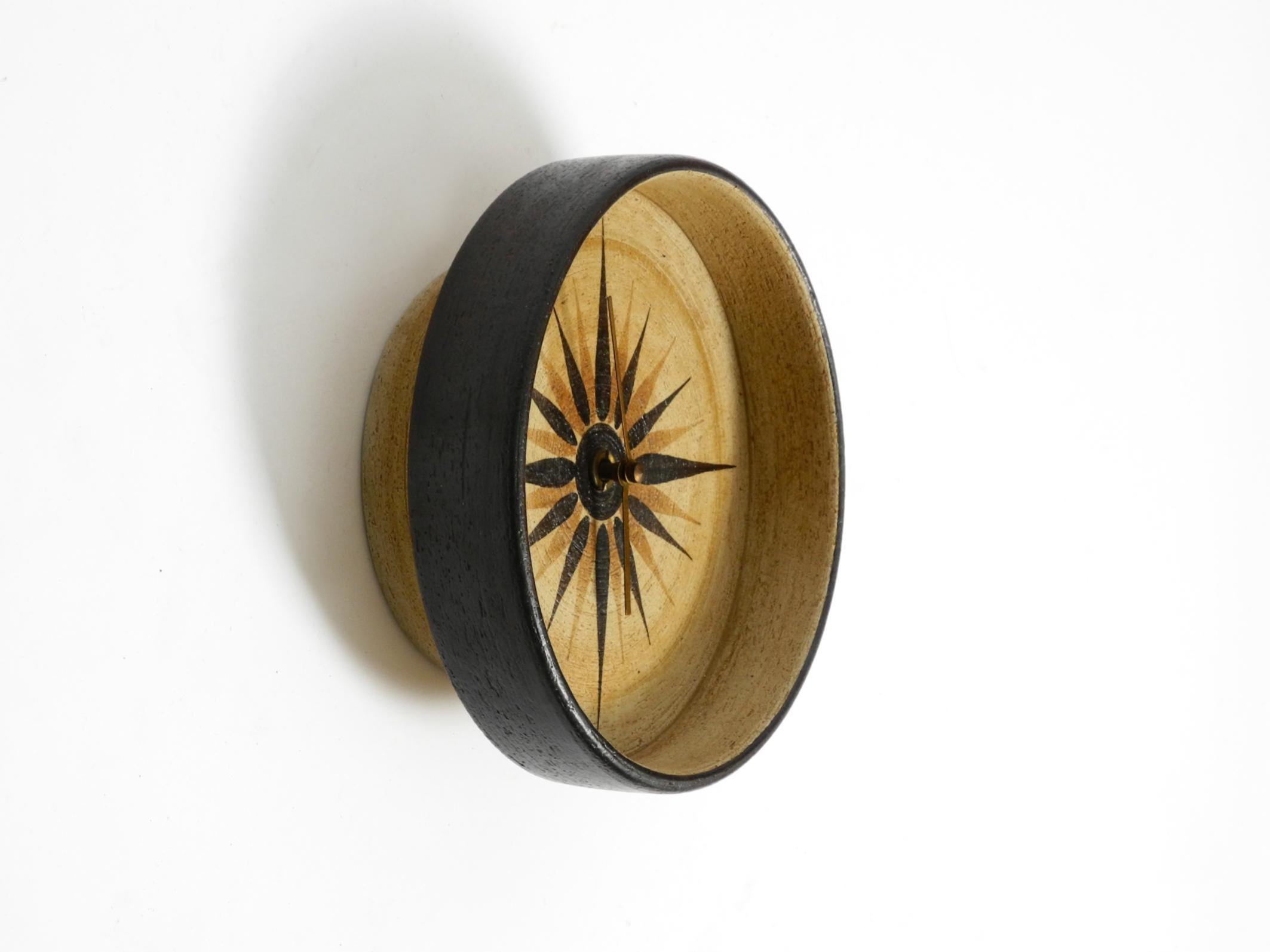 Mid-Century moderno Bellissimo orologio da parete rotondo in ceramica fatto a mano degli anni '70 in vendita