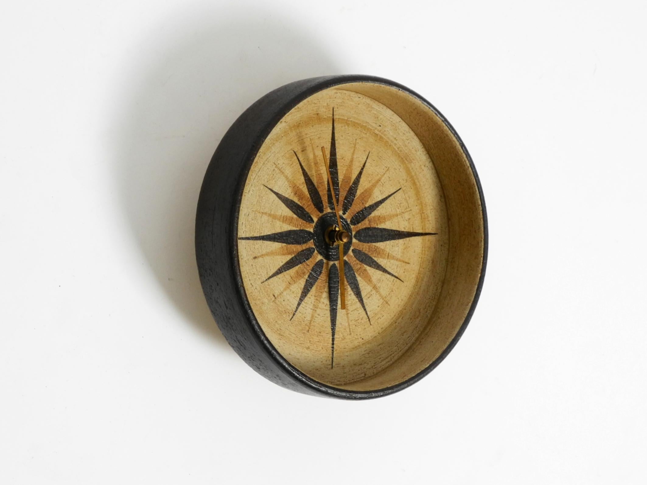 Tedesco Bellissimo orologio da parete rotondo in ceramica fatto a mano degli anni '70 in vendita