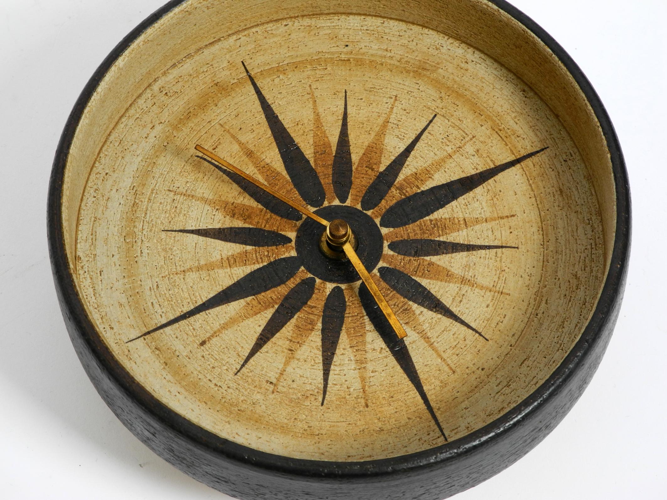 Fine XX secolo Bellissimo orologio da parete rotondo in ceramica fatto a mano degli anni '70 in vendita