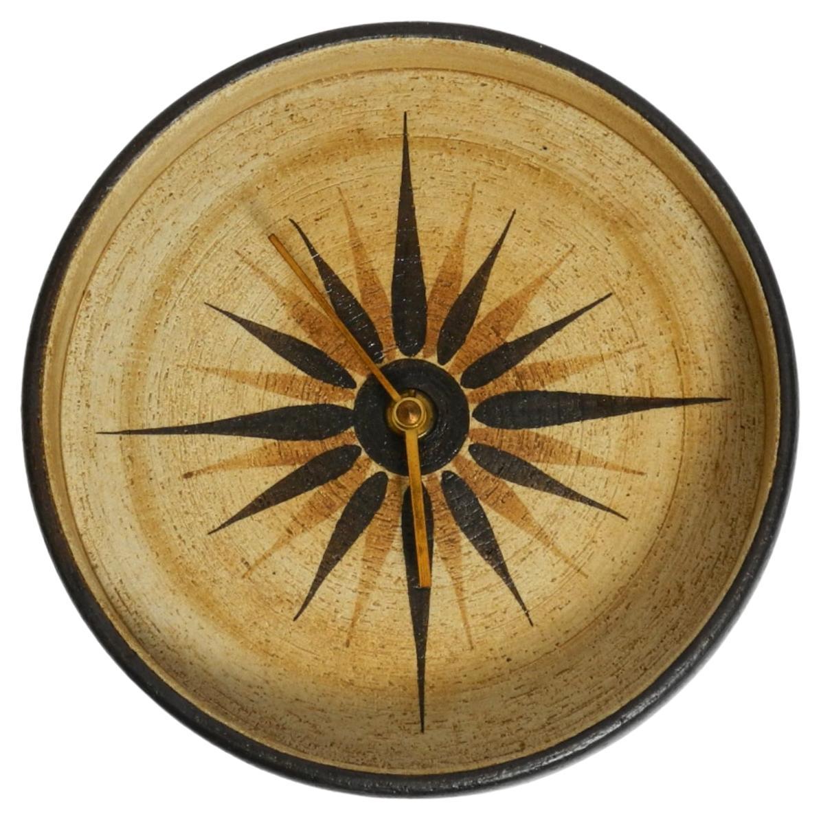Bellissimo orologio da parete rotondo in ceramica fatto a mano degli anni '70 in vendita