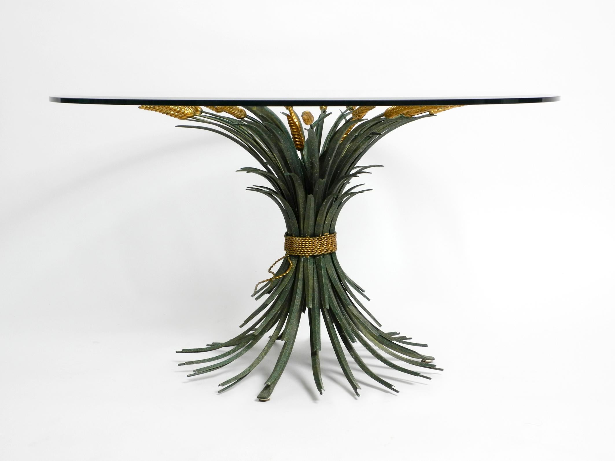 Beautiful 1970s large ears of wheat coffee table in green.
The wheat heads and the lacing in the middle are gold-plated.
Exceptional floral 1970s Hollywood Regency design in a very good vintage condition.
Frame is made entirely of metal, green