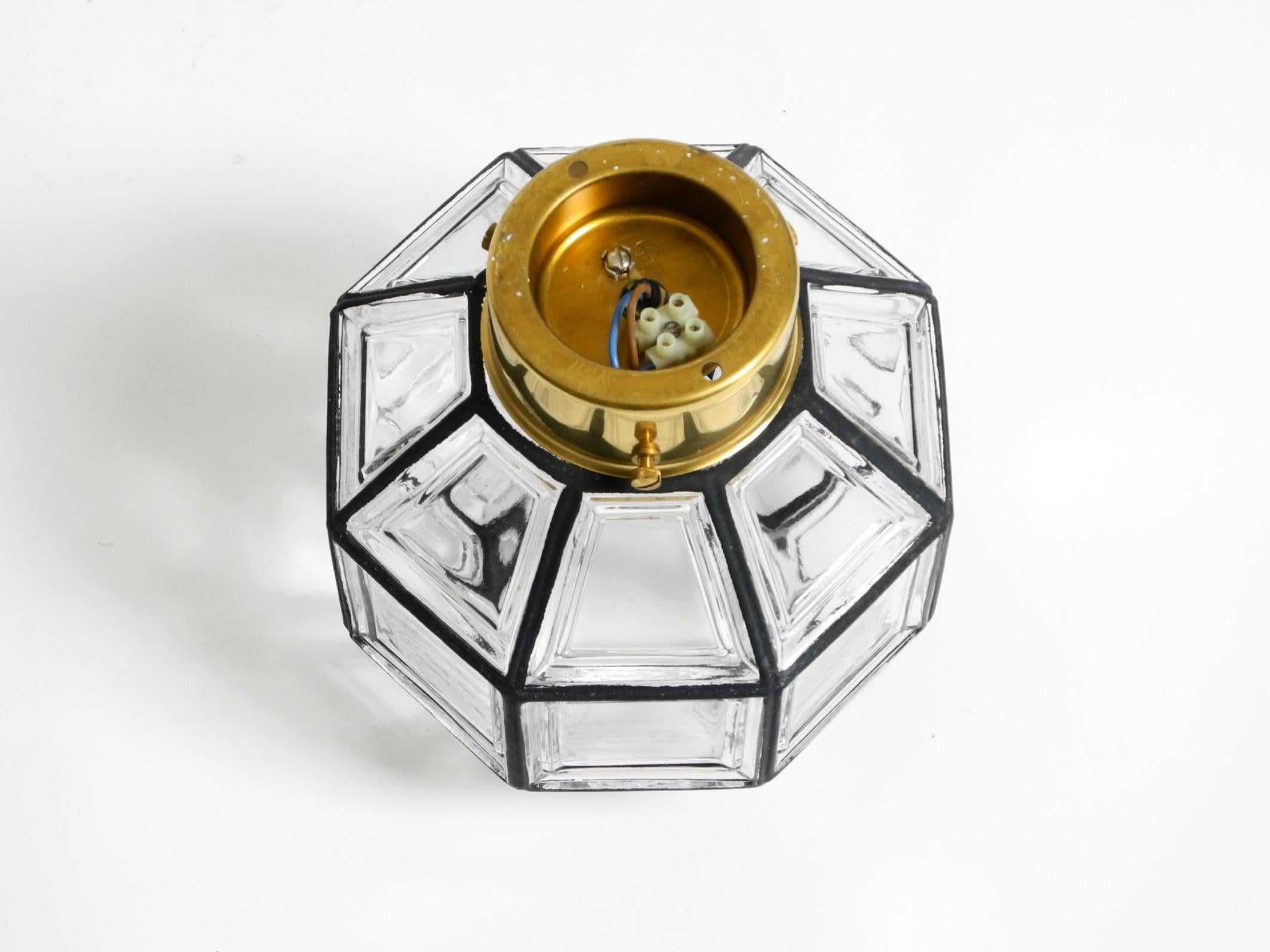 Bellissima lampada da soffitto in vetro di Limburg degli anni '70 a forma di ottagono in vendita 9