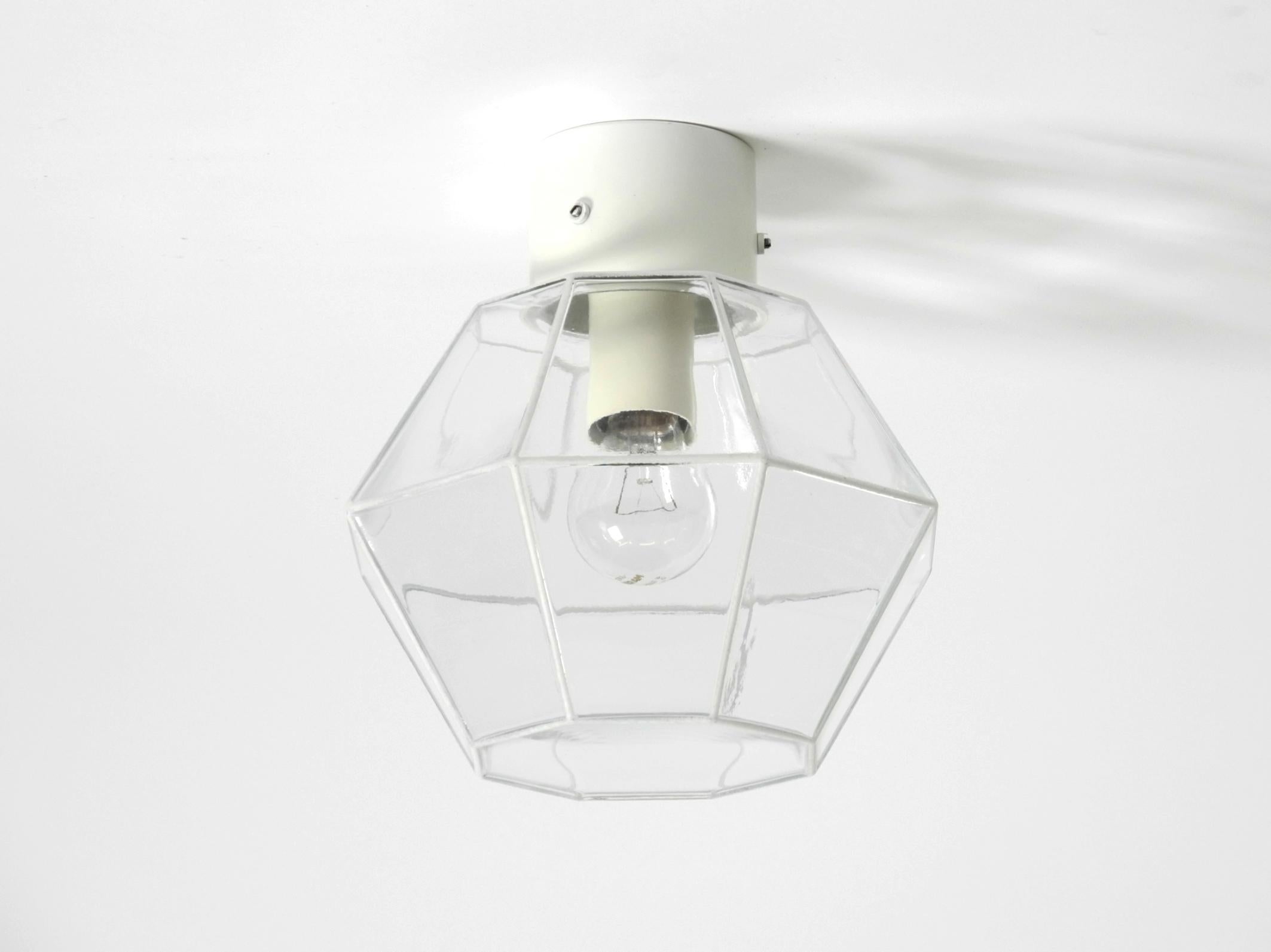 Bellissima lampada da soffitto in vetro originale degli anni '70 di forma ottagonale.
Produttore: Glashütte Limburg, modello 3529. Lavorazione di alta qualità. Prodotto in Germania.
Si monta direttamente sul soffitto. Molto adatto ai soffitti