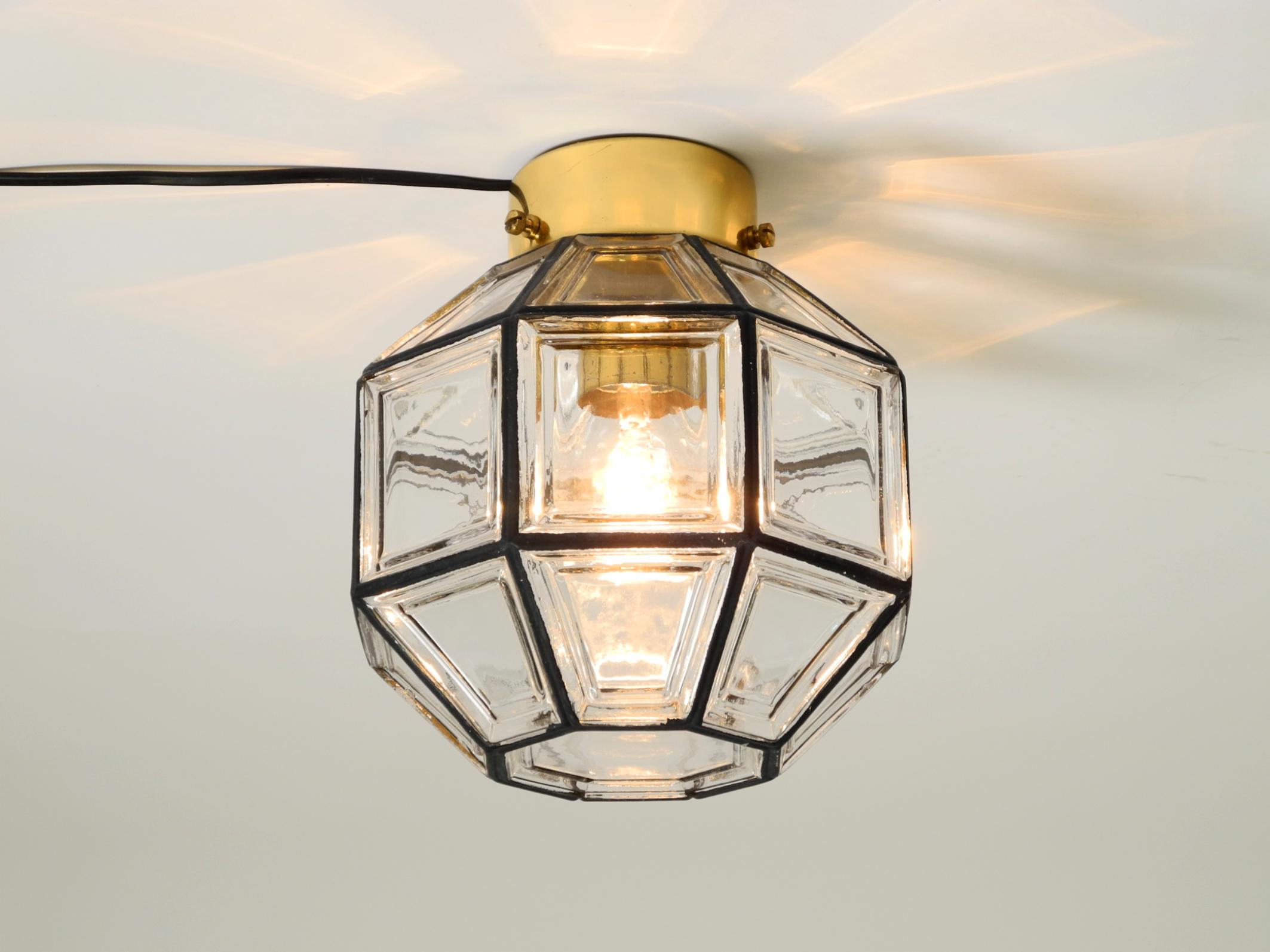 Tedesco Bellissima lampada da soffitto in vetro di Limburg degli anni '70 a forma di ottagono in vendita