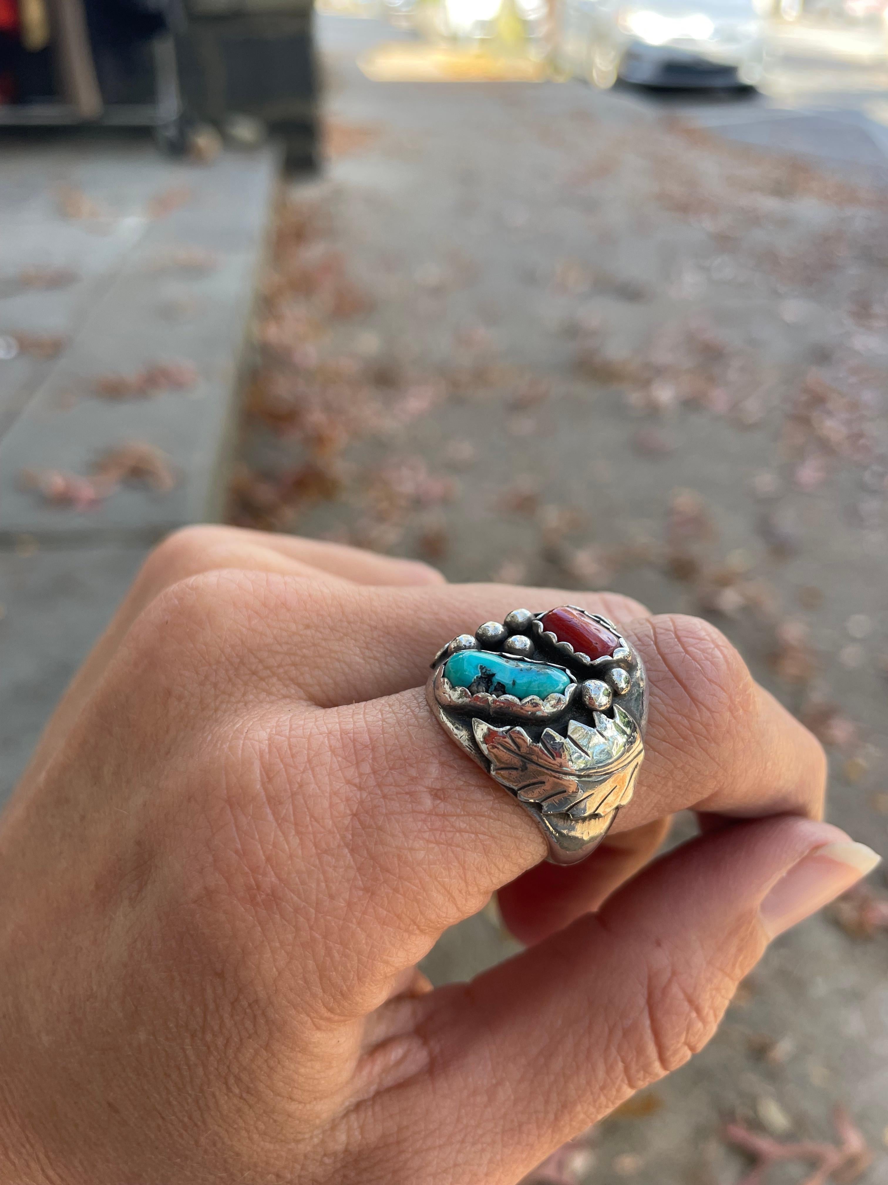 Beautiful 1970s Navajo Turquoise and Carnelian Sterling Silver Ring 

Beautiful Navajo Sterling Silver Ring with 2 stones and Leaf Wrapping on Sides 

Size 10 