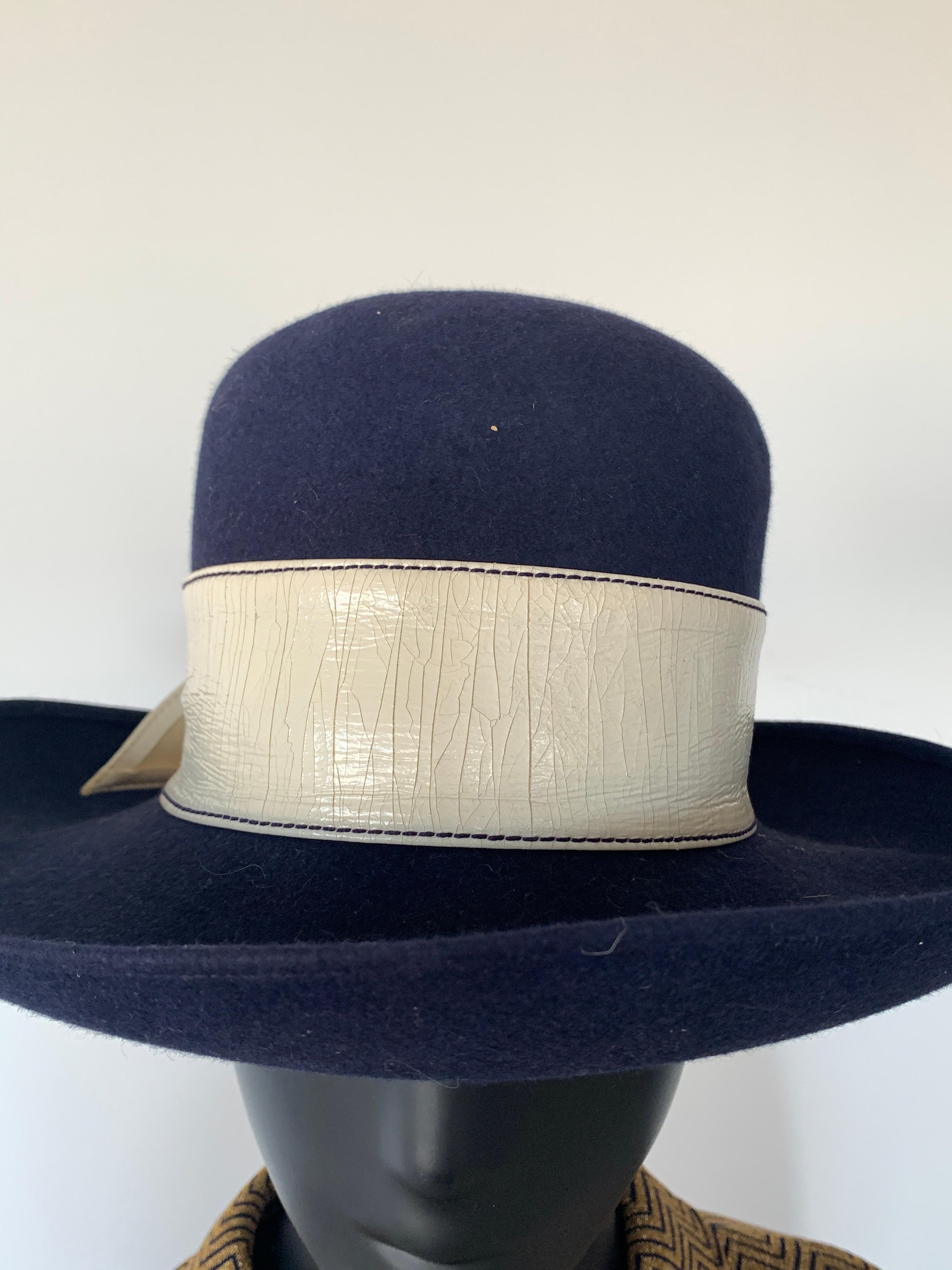 Beautiful 1970s Navy Felt Vintage Hat In Good Condition For Sale In COLLINGWOOD, AU
