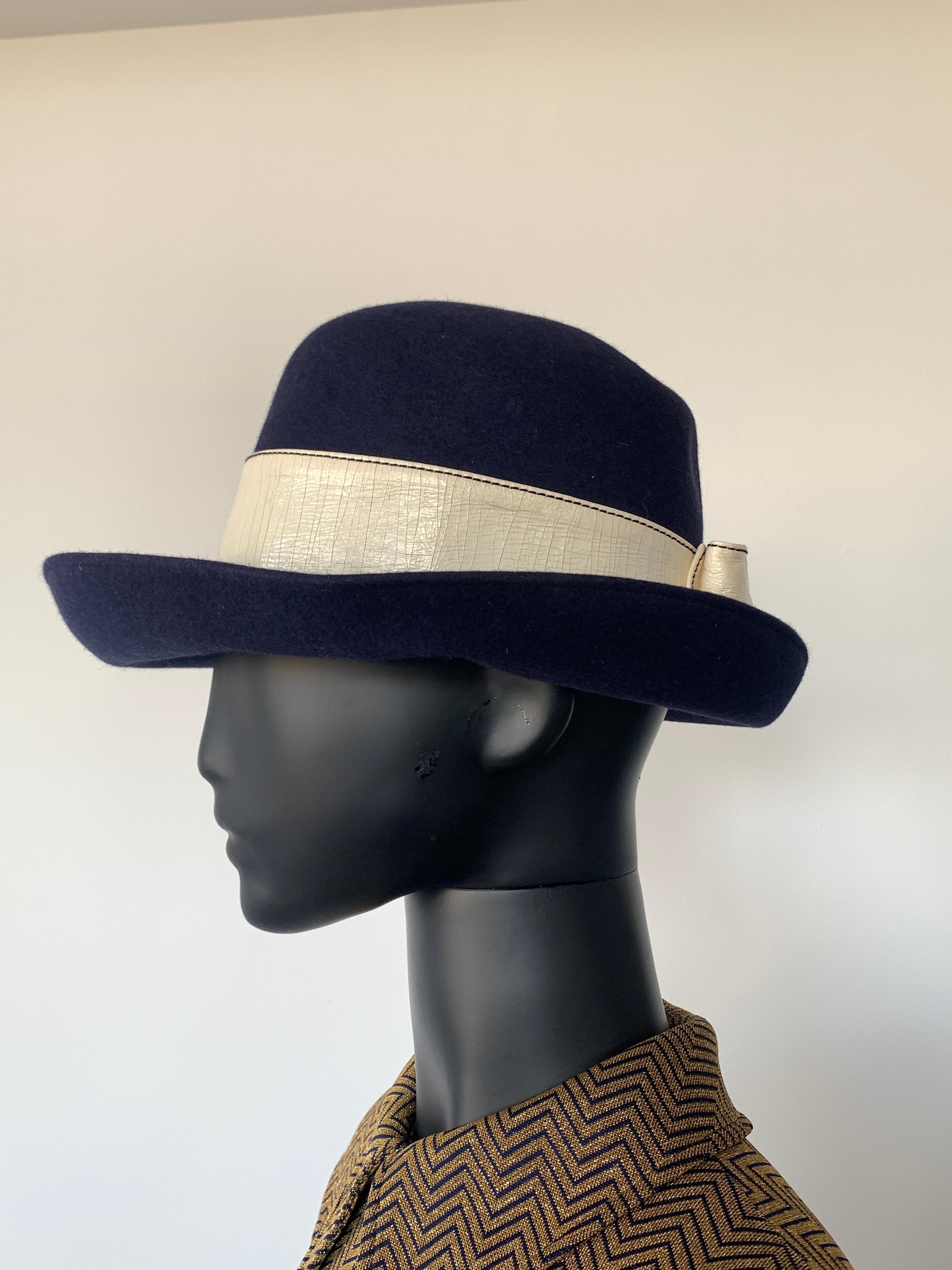 Women's Beautiful 1970s Navy Felt Vintage Hat For Sale