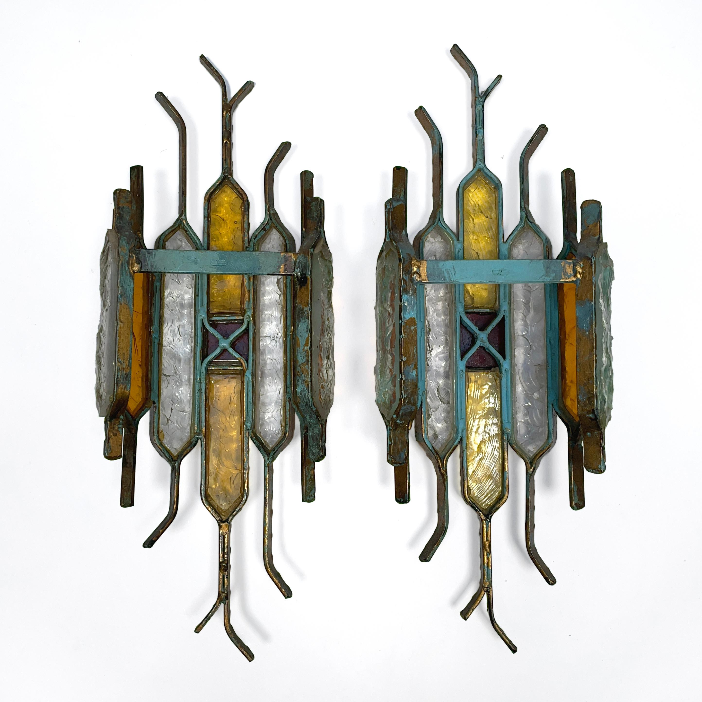 Beautiful 1970s Pair of Brutalist Hammered Glass Sconces by Longobard, Italy For Sale 5