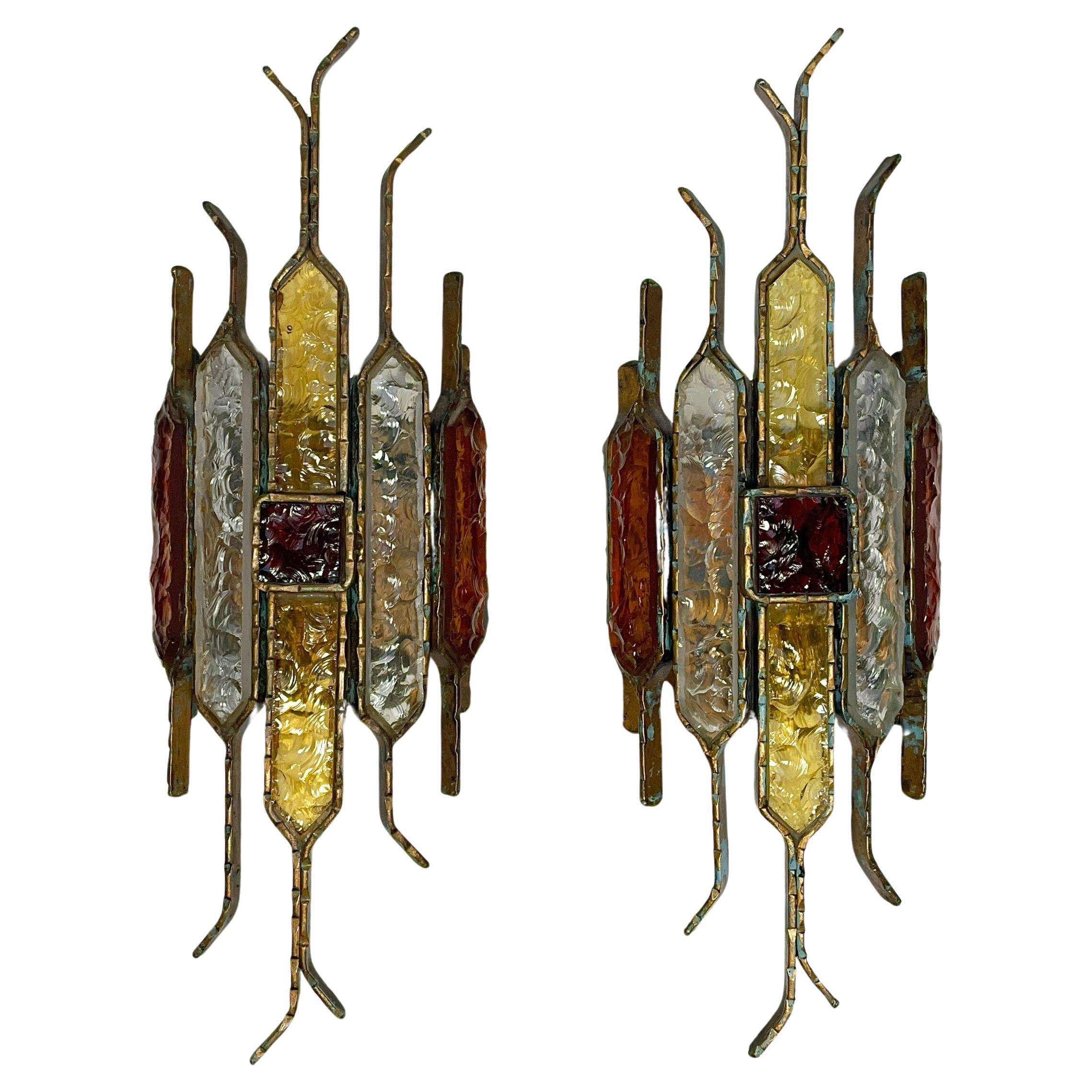 Sehr schönes, farbenfrohes & atemberaubendes Paar Wandlampen des italienischen Herstellers Longobard. 
Die Leuchter bestehen aus verschiedenfarbigen, gehämmerten Murano-Glaselementen und Schmiedeeisen mit vergoldeter Kupferpatina.
Aufgrund der