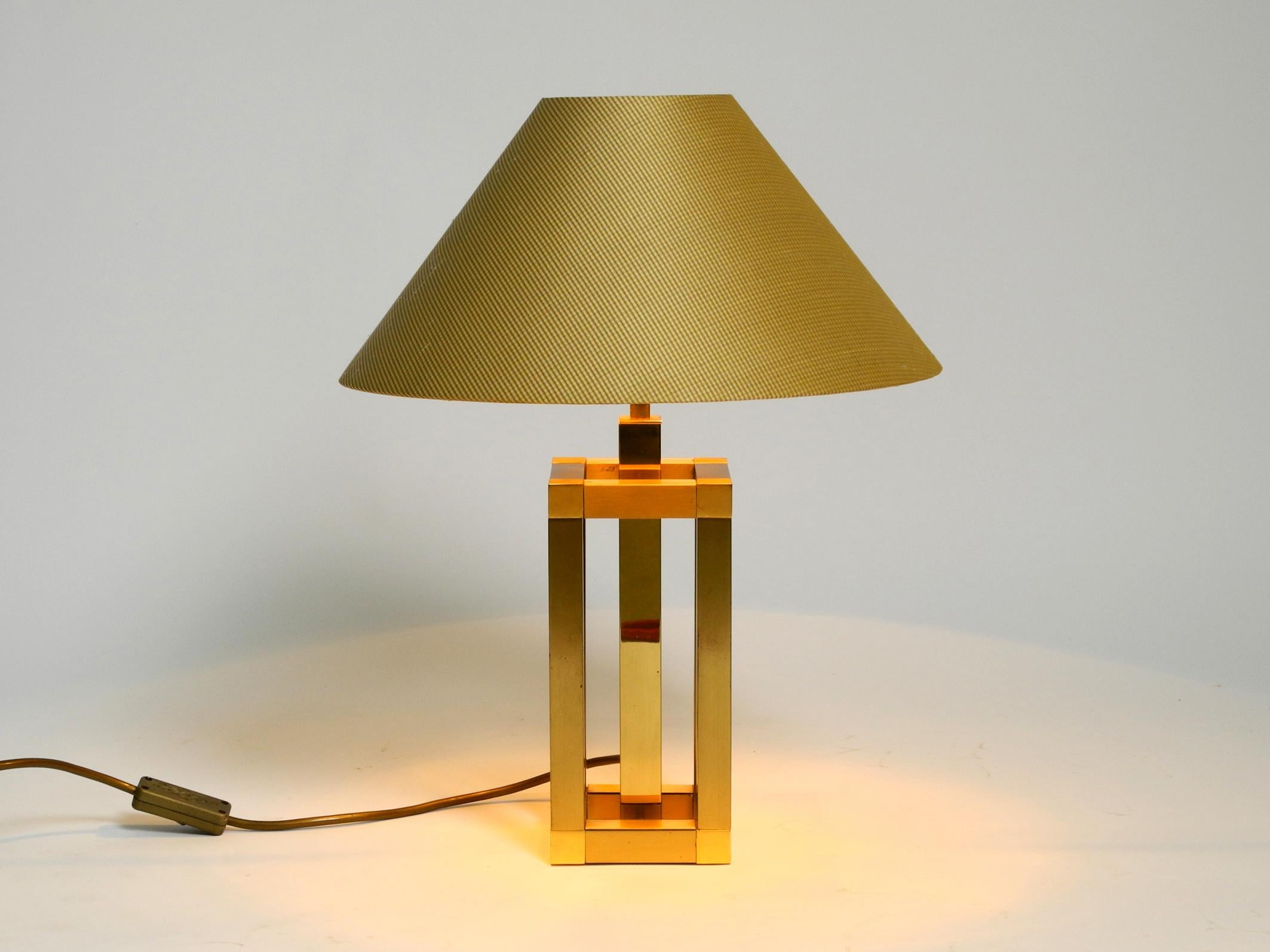 Beautiful 1970s Regency design brass table lamp. Made in Italy.
Lamp made entirely of brass.
Great Hollywood Regency design in very good vintage condition. Very few signs of use
The high-quality fabric shade is golden inside.
There are a few fabric