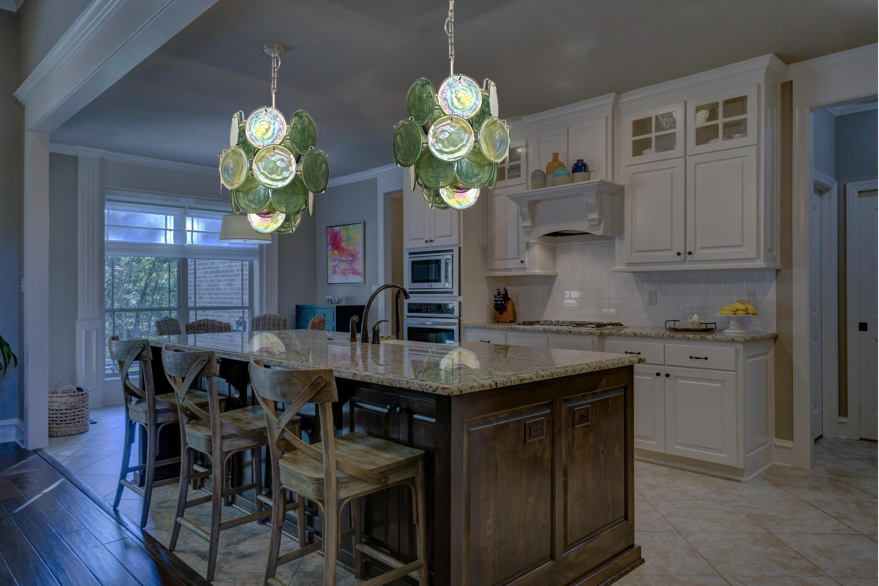 Lampadari italiani vintage di Murano in stile Vistosi. Il lampadario ha 24 fantastici dischi iridescenti verde alabastro in una struttura metallica in nichel.
Periodo: fine del XX secolo
Dimensioni: 41,30 pollici (105 cm) di altezza con catena;