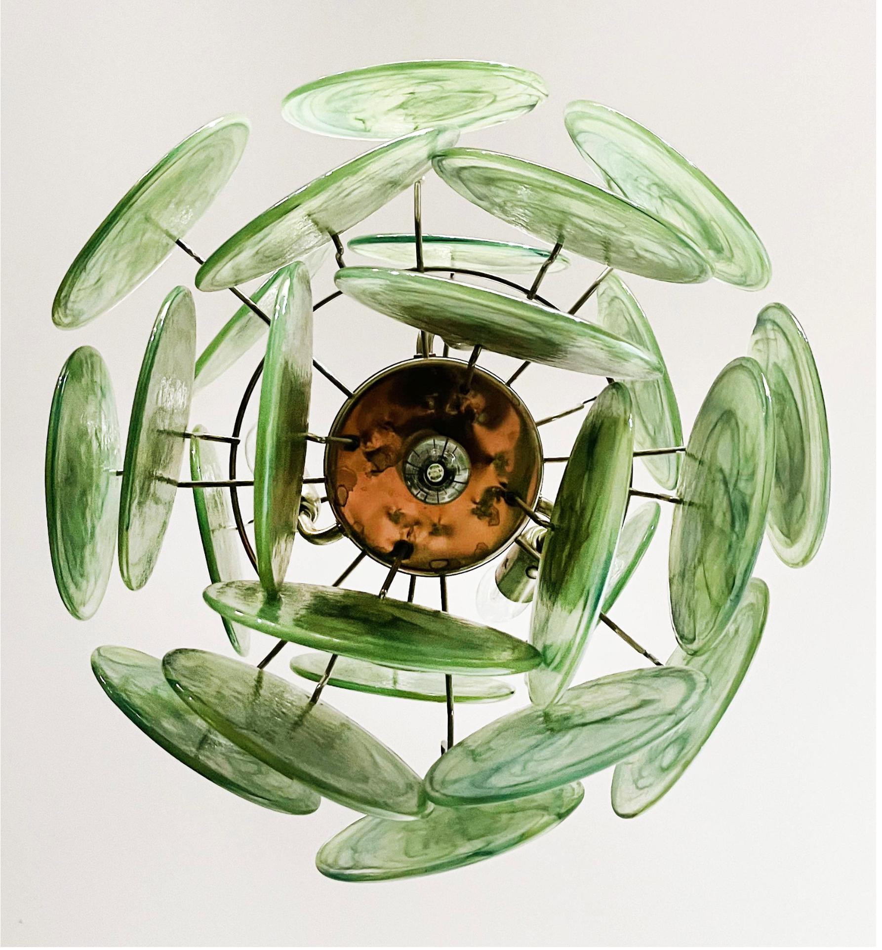 Vetro artistico Bellissimi lampadari italiani vintage di Murano degli anni '70 - 24 dischi verdi in vendita