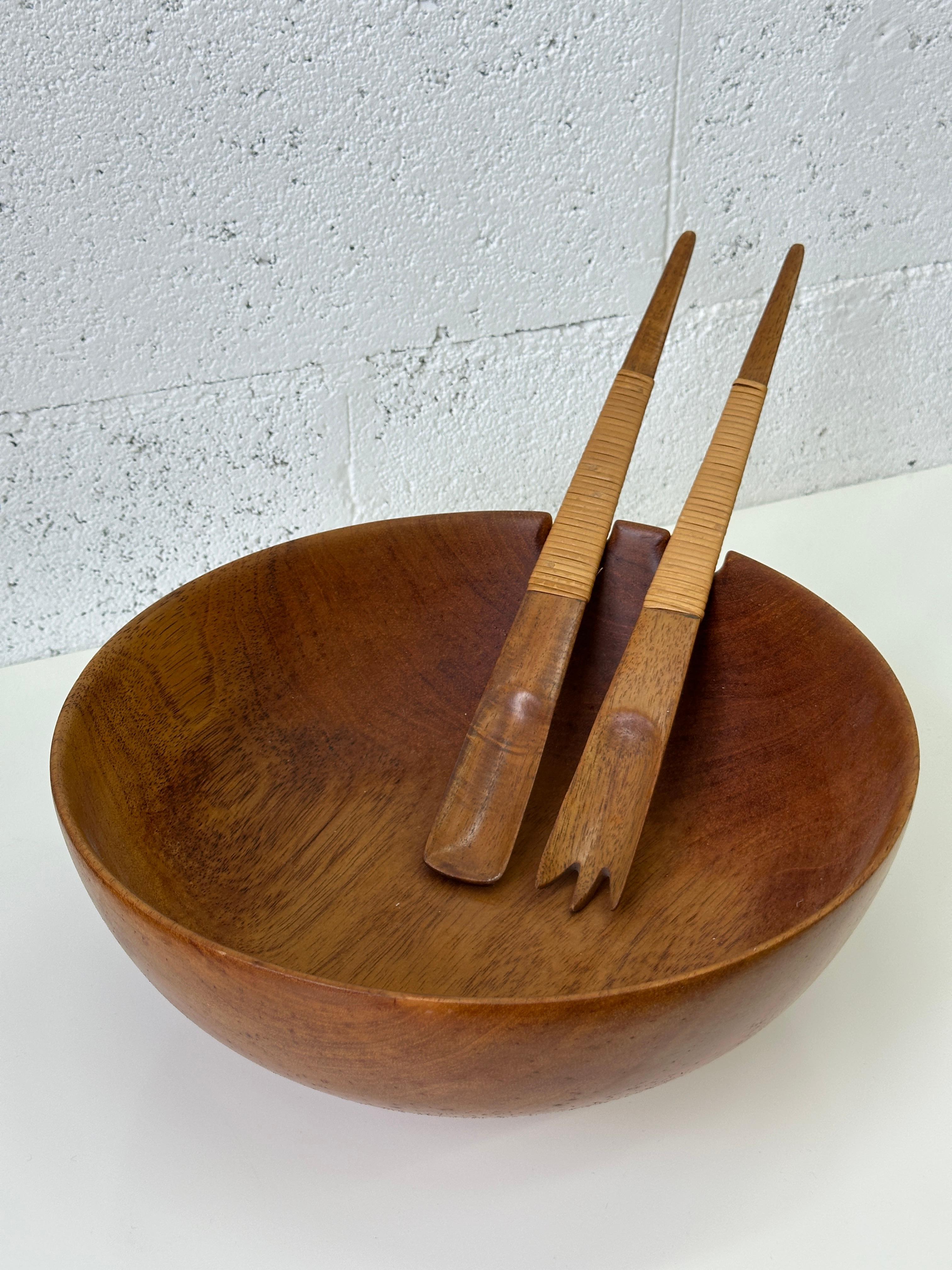 Beautiful 1970s Vintage Wooden Salad Bowl with Matching Servers. Danish style For Sale 6