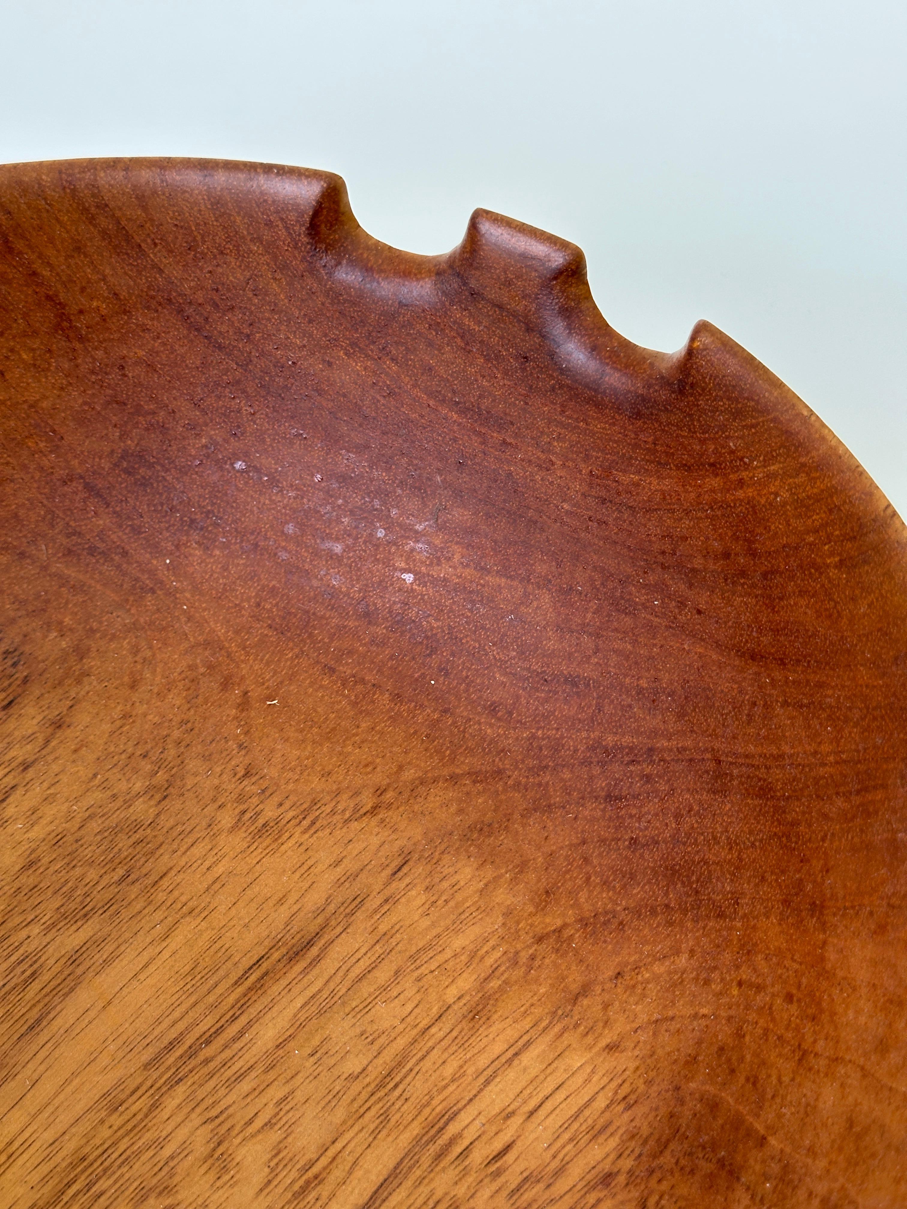 Beautiful 1970s Vintage Wooden Salad Bowl with Matching Servers. Danish style For Sale 7