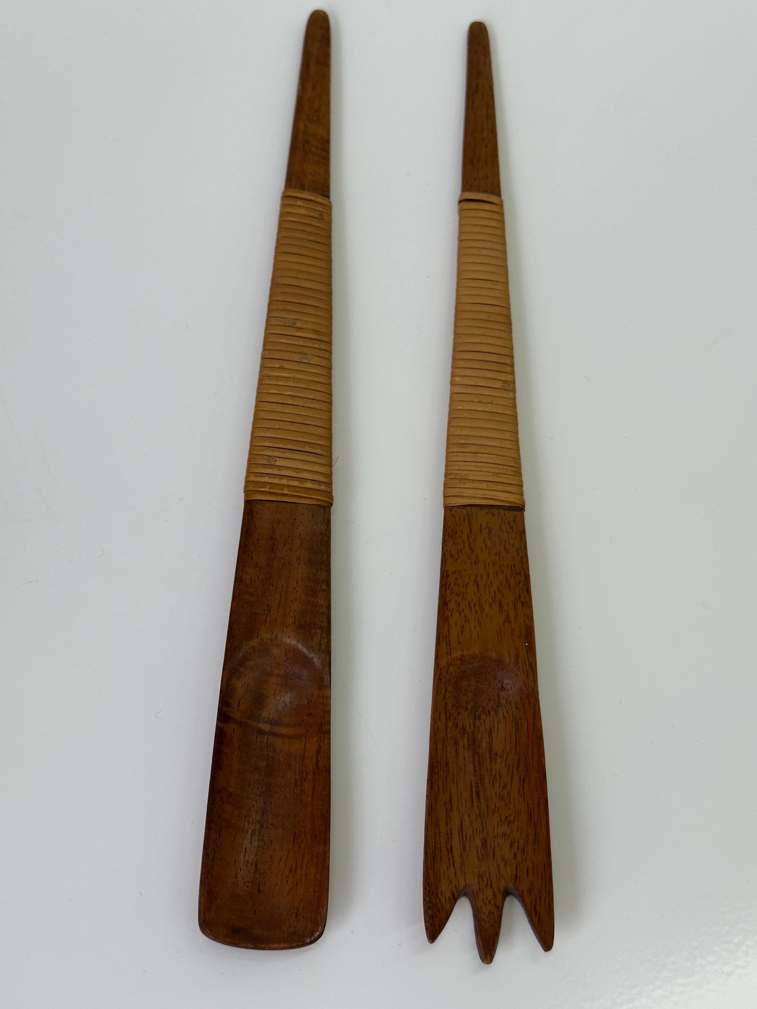 Beautiful 1970s Vintage Wooden Salad Bowl with Matching Servers. Danish style For Sale 9
