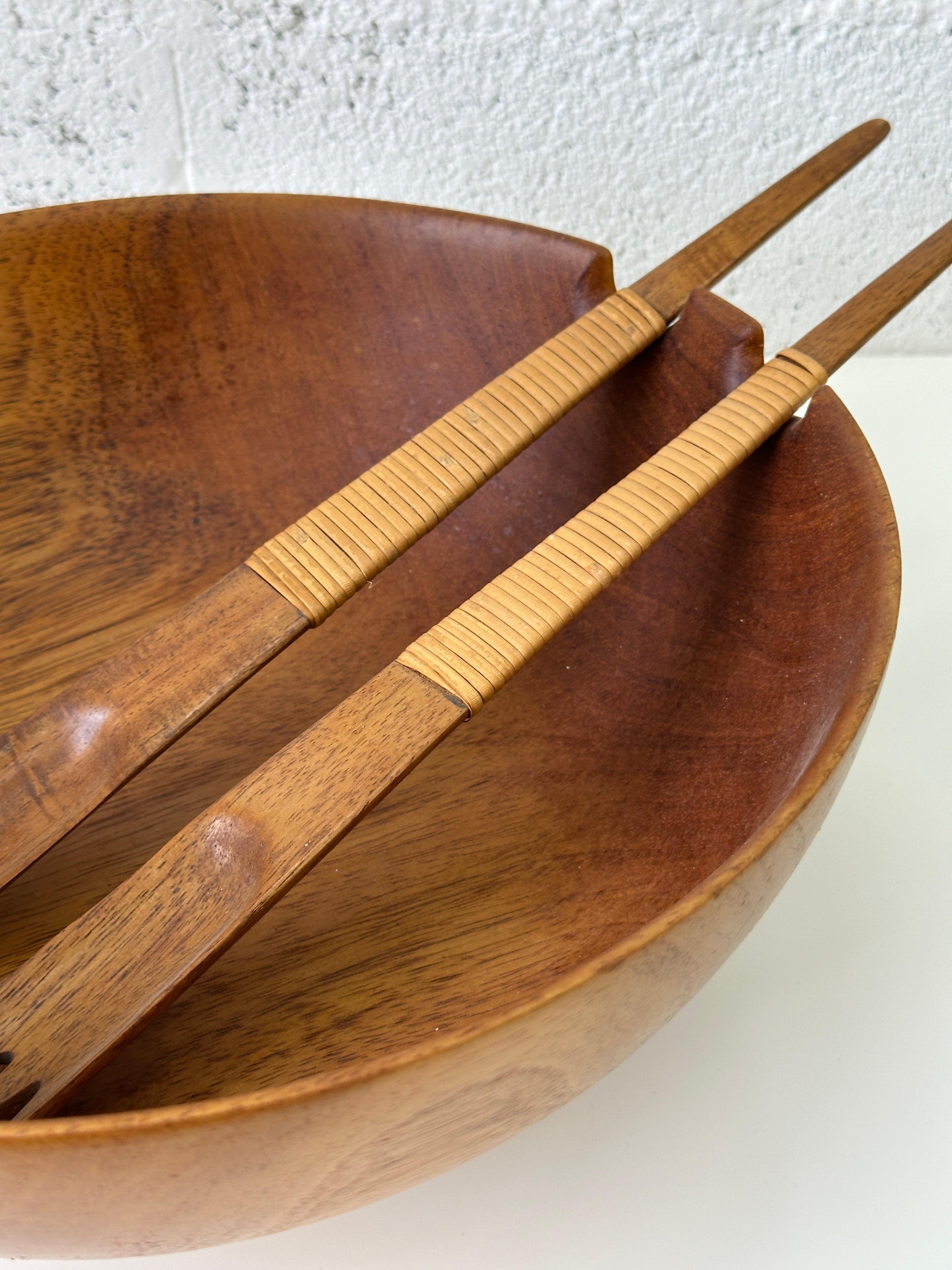 Beautiful 1970s Vintage Wooden Salad Bowl with Matching Servers. Danish style In Good Condition For Sale In Genève, GE