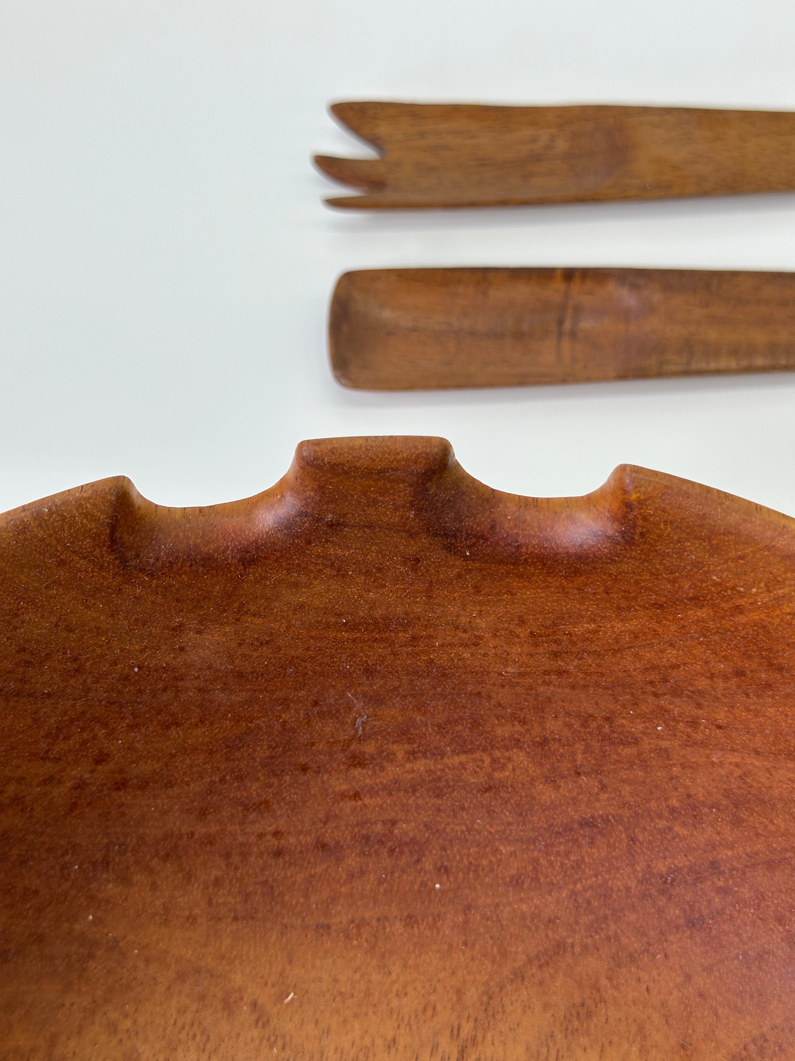 Beautiful 1970s Vintage Wooden Salad Bowl with Matching Servers. Danish style For Sale 1