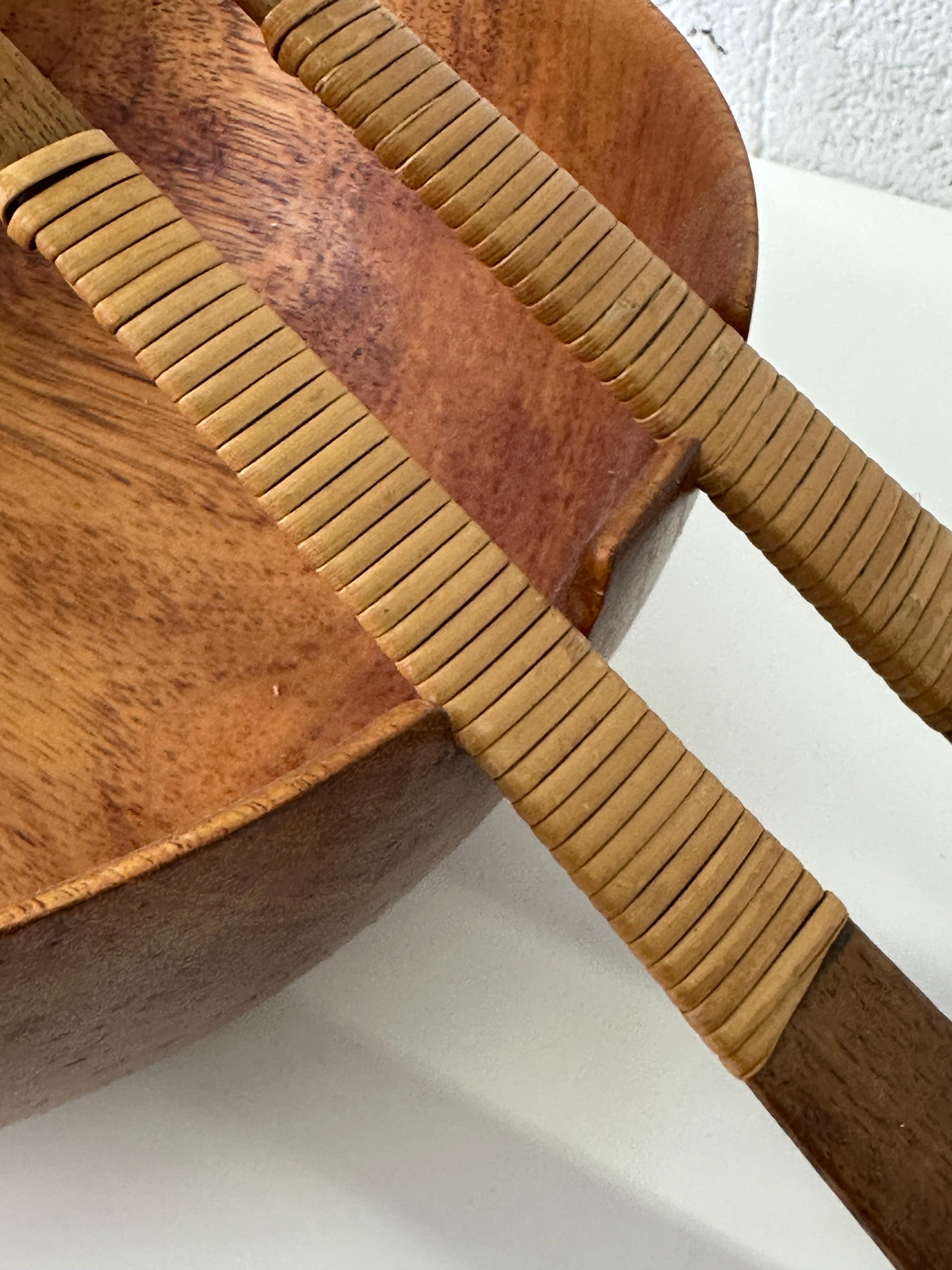 Beautiful 1970s Vintage Wooden Salad Bowl with Matching Servers. Danish style For Sale 4
