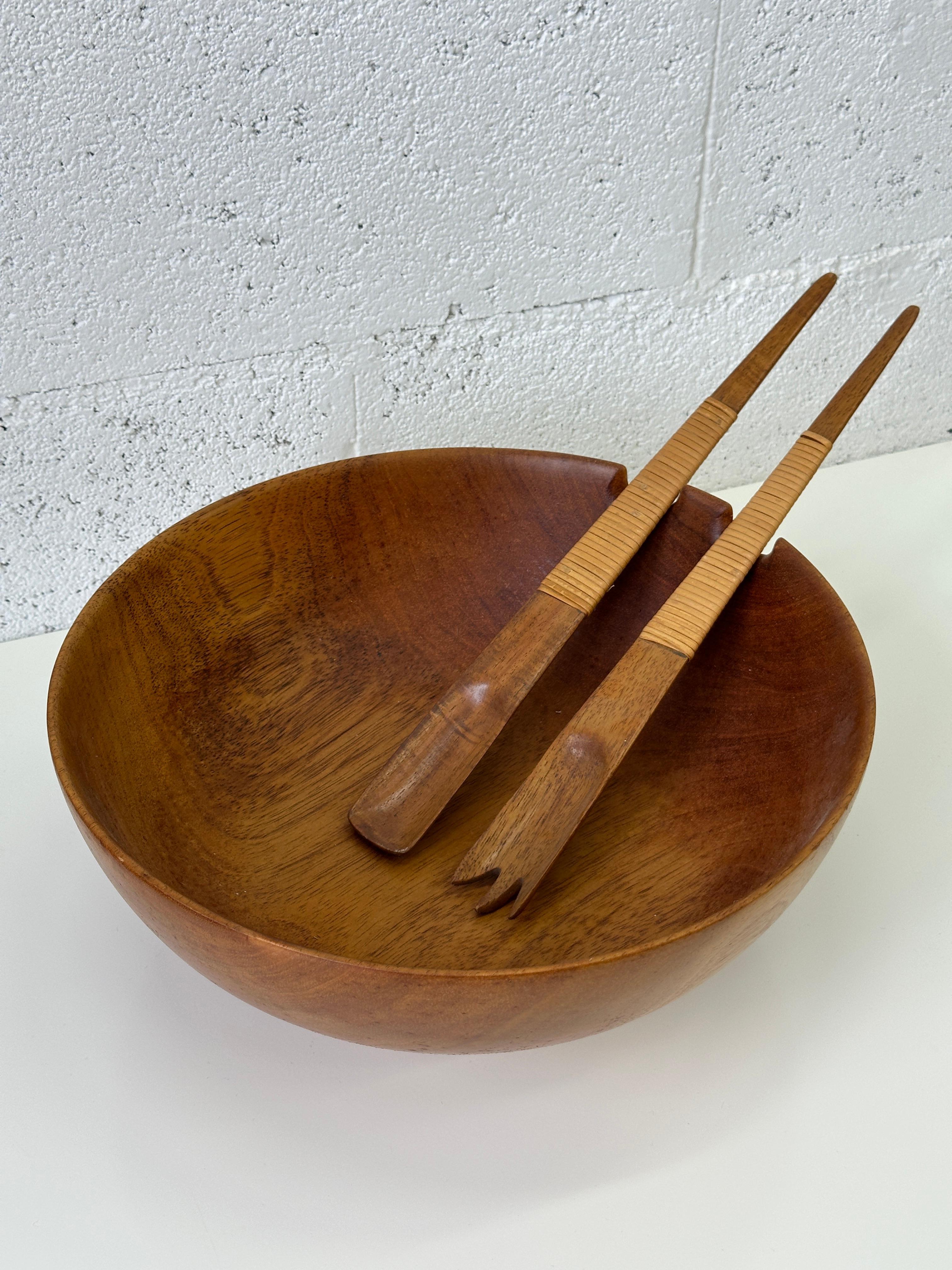 Beautiful 1970s Vintage Wooden Salad Bowl with Matching Servers. Danish style For Sale 5