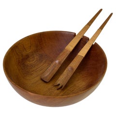 Bellissima insalatiera in legno vintage degli anni '70 con servitori abbinati. Stile danese