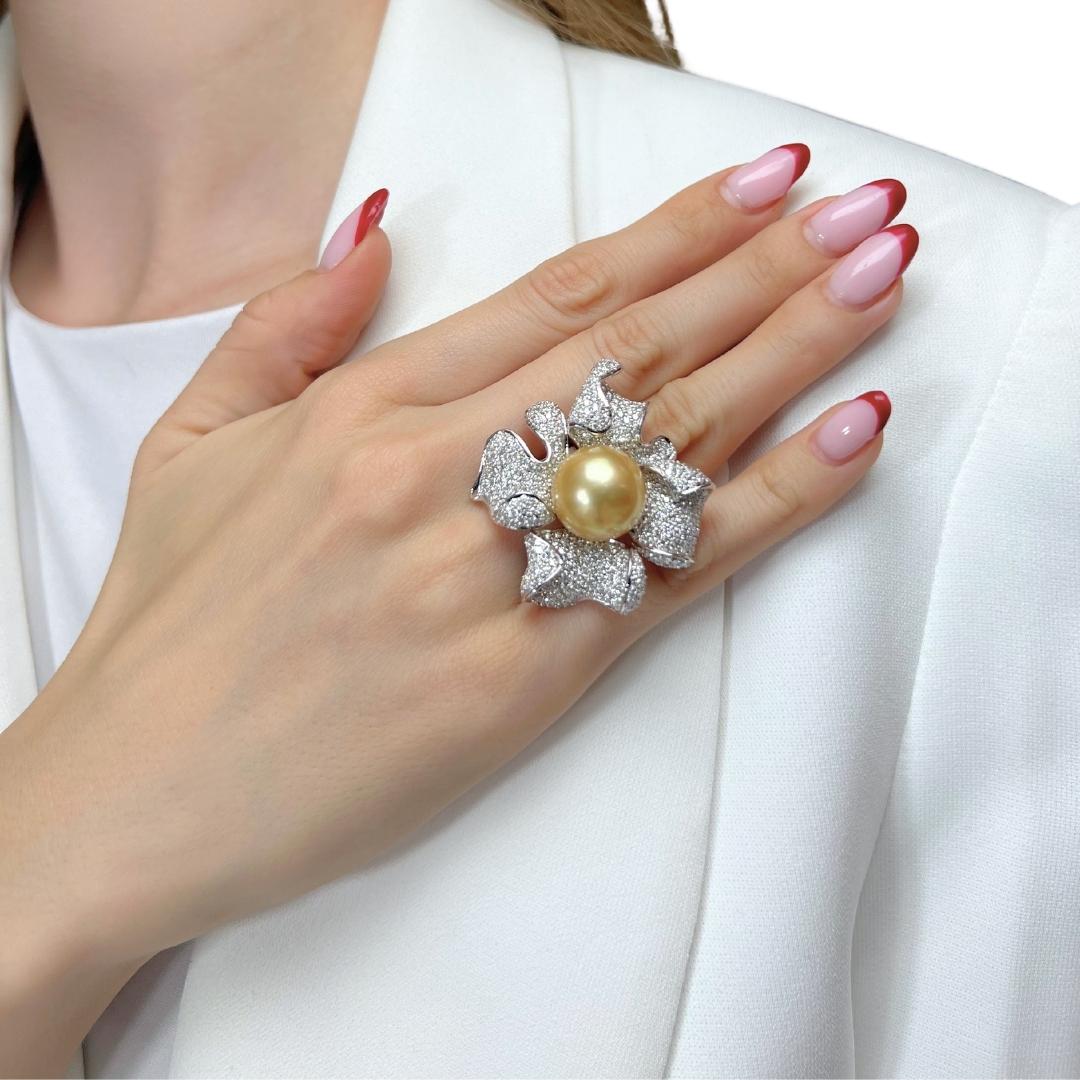 Beautiful 19.83ct Salt Water Pearl and Diamonds Cocktail Ring in 18k White Gold - IGI Certified

Radiate elegance with this extraordinary 18k white gold cocktail ring, designed to captivate. Its centerpiece is a magnificent 15.00ct round saltwater