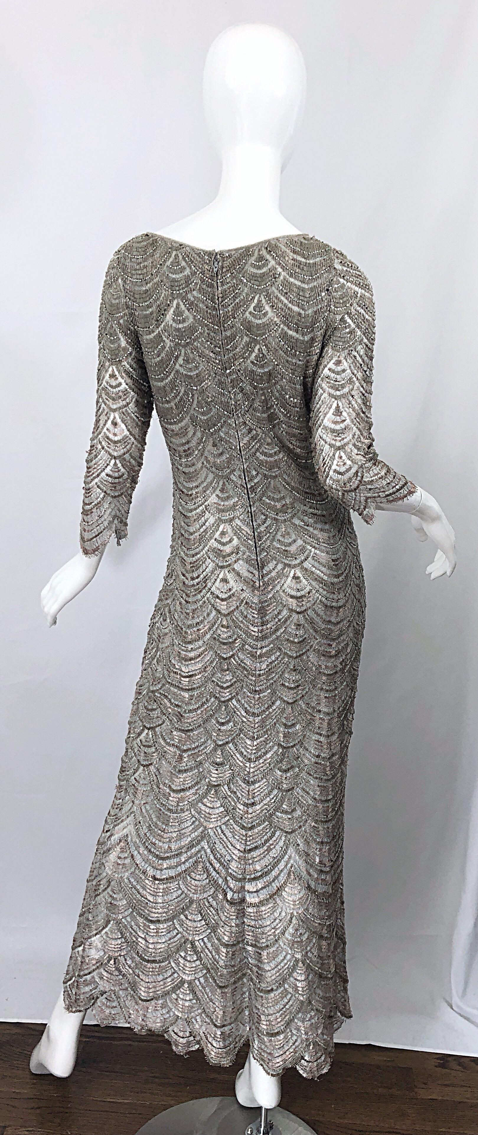 Badgley Mischka - Magnifique robe grise vintage entièrement perlée, style déco, années 1990, taille 12 Excellent état - En vente à San Diego, CA
