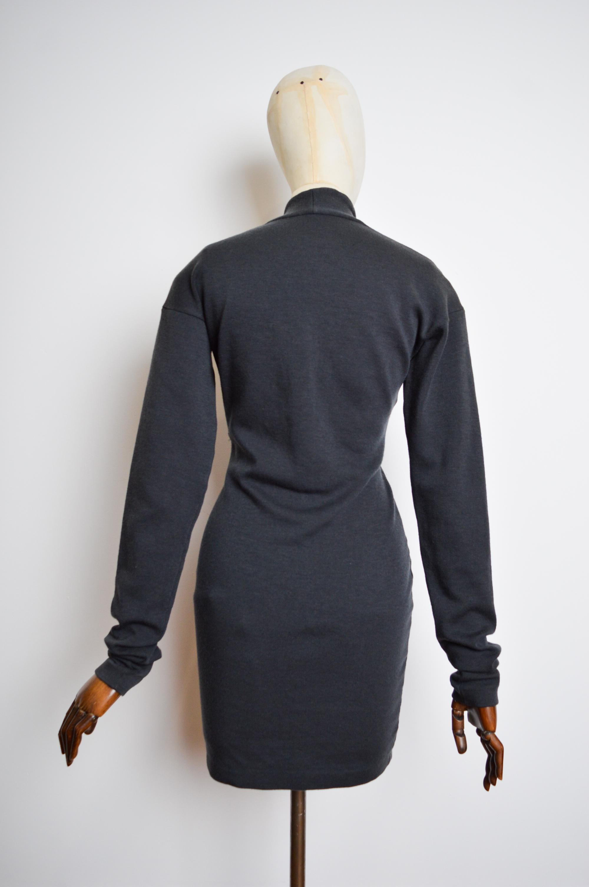 Romeo Gigli - Magnifique robe fourreau avant-garde à manches longues en laine grise, années 1990 en vente 5