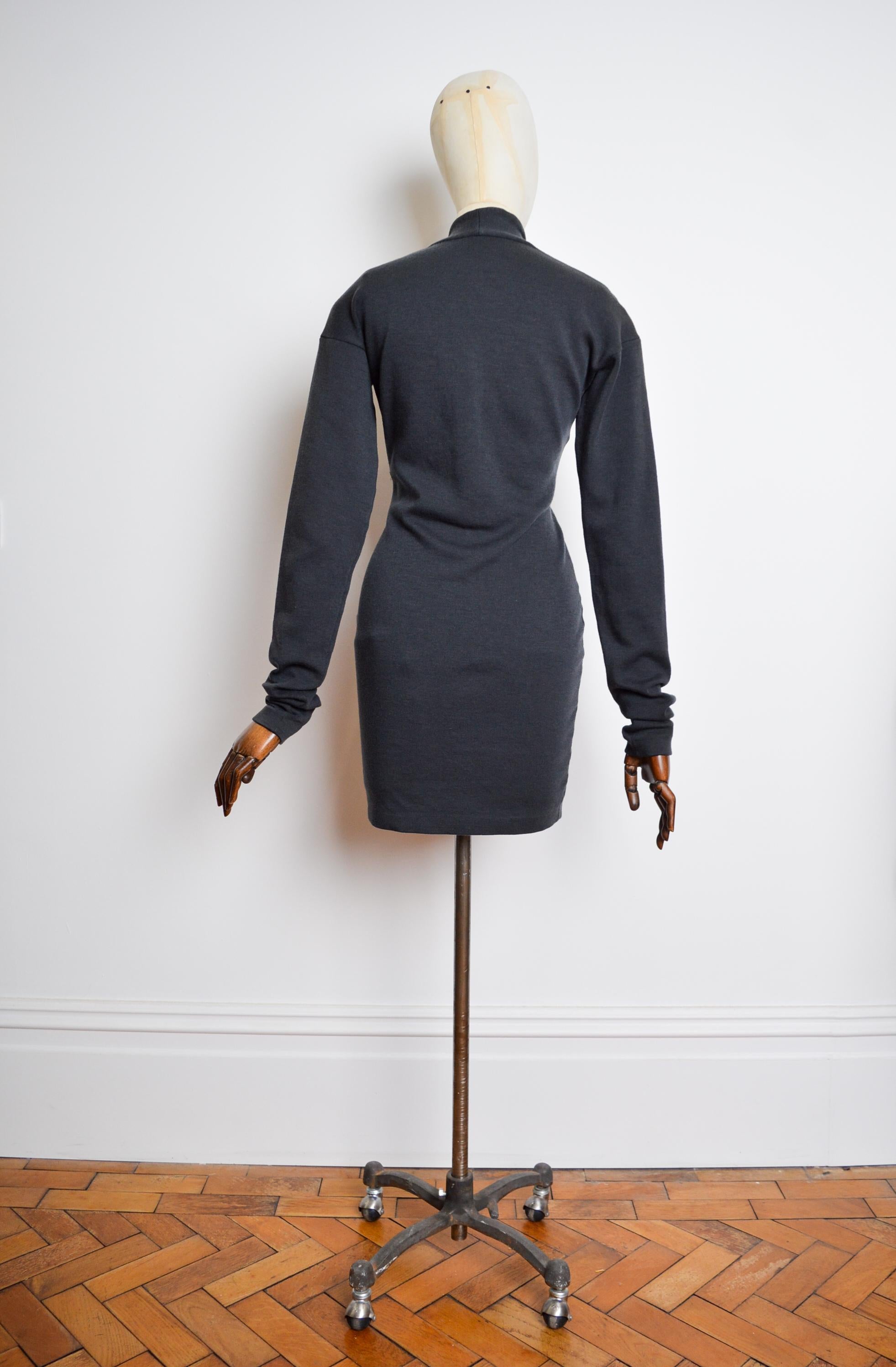 Romeo Gigli - Magnifique robe fourreau avant-garde à manches longues en laine grise, années 1990 en vente 7