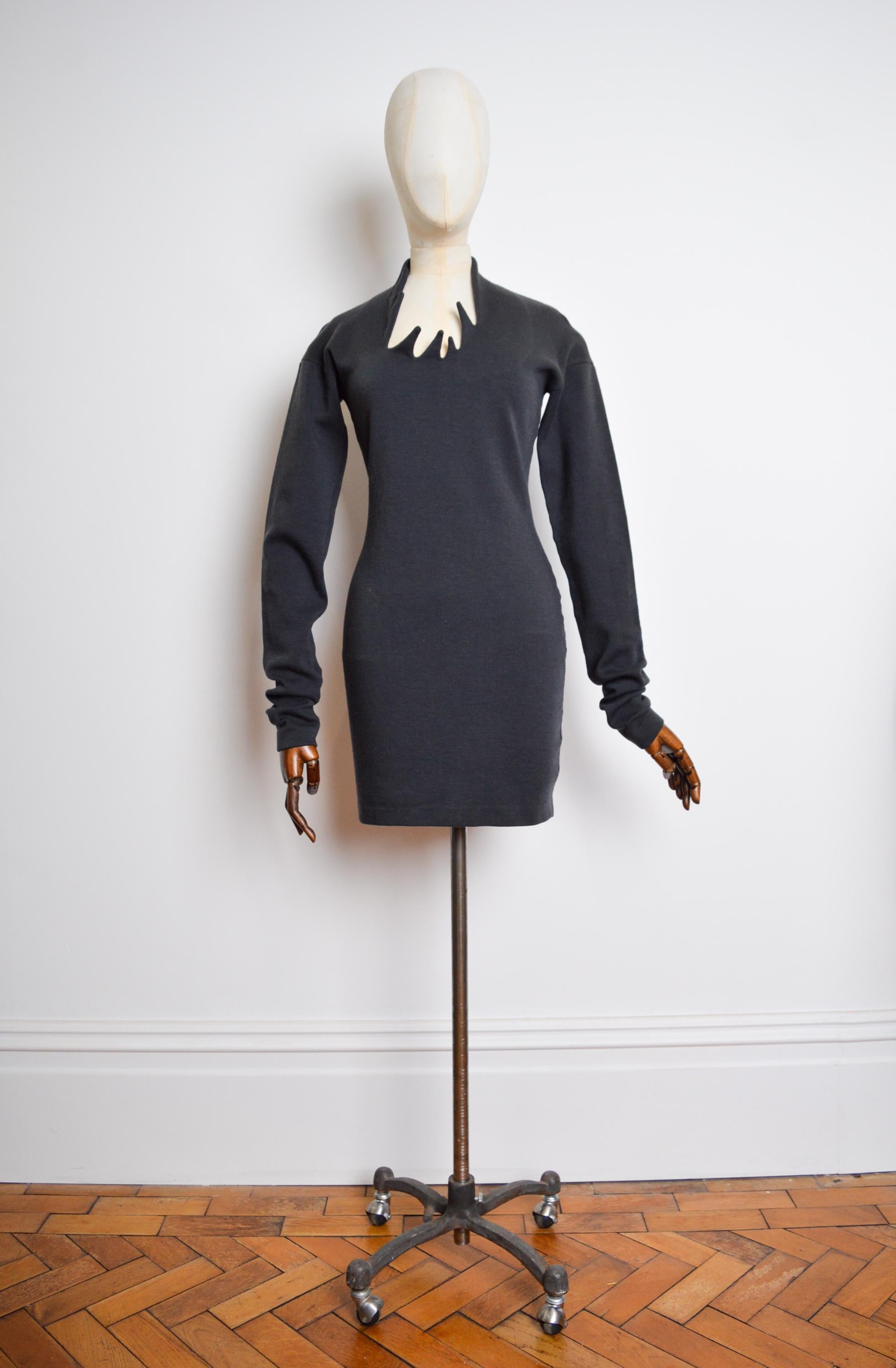 Avant Guard 1990, ROMEO GIGLI a réalisé une robe moulante en laine épaisse et extensible.

FABRIQUÉ EN ITALIE !

94% laine
6% Spandex

Les mesures sont en pouces -

D'une fosse à l'autre - 17,5 pouces
De l'épaule à l'ourlet - 35 pouces
De la fourche