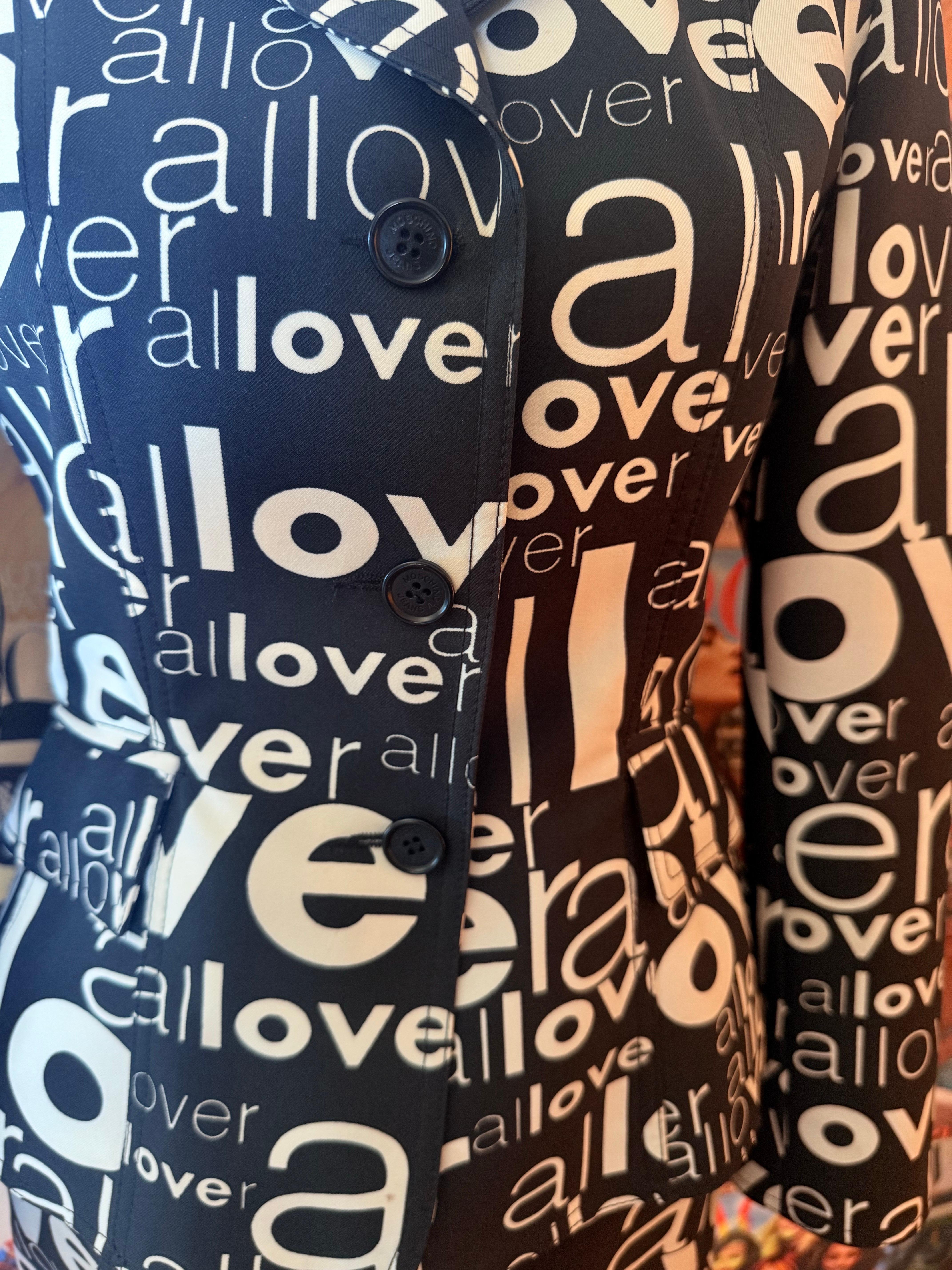 Precioso traje vintage Moschino Jeans de los años 90 con inscripciones ALL OVER.

En perfecto estado vintage, sin signos de desteñido ni arrancamiento, con bolsillos.
Visto en la ICÓNICA Fran fine en la exitosa comedia de los 90 La niñera.

Tallas